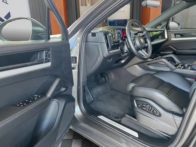 Porsche Cayenne view 4