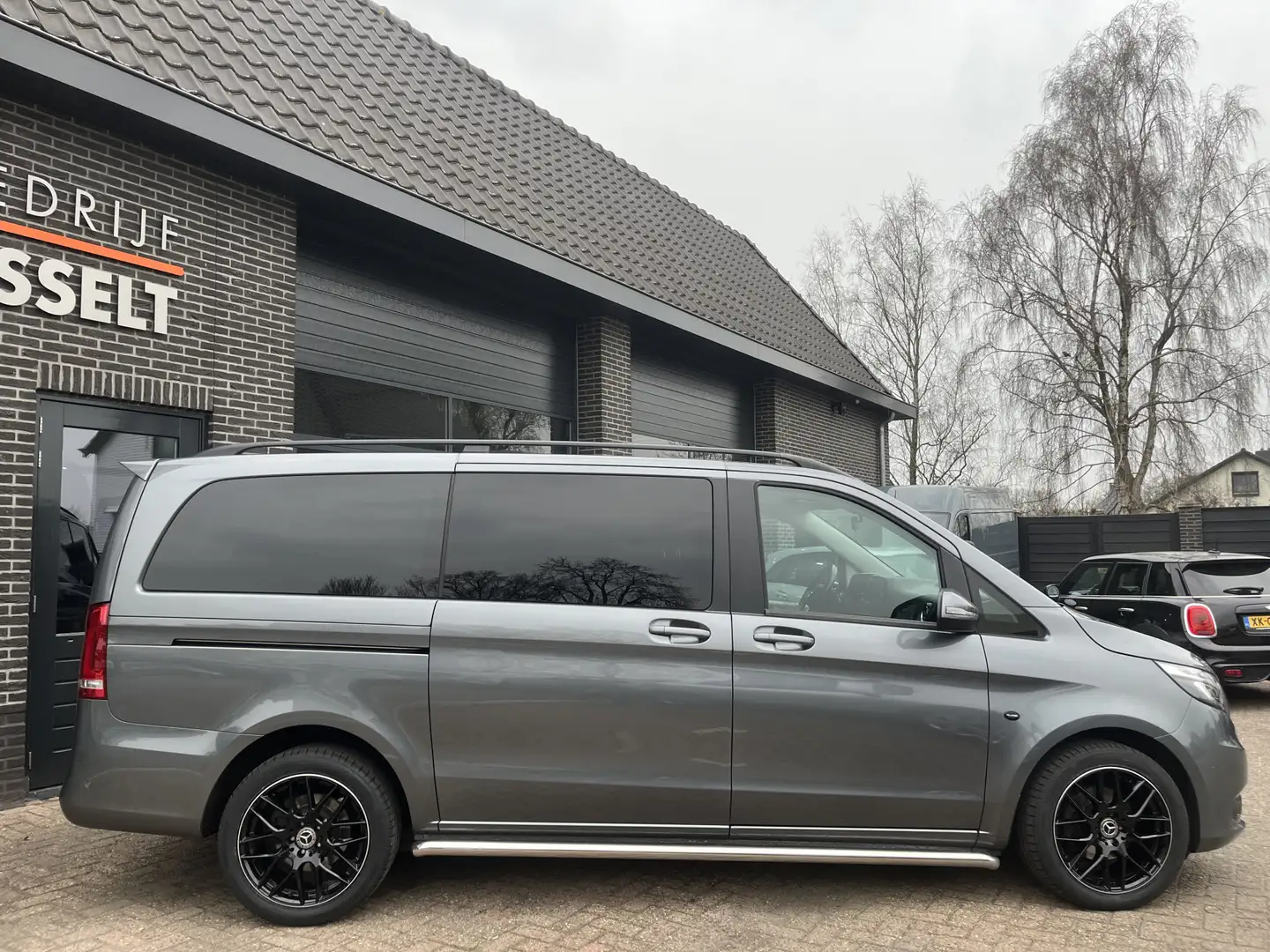 Mercedes-Benz Vito 114 CDI Lang 190pk DC Leer , Navi , Led Grijs - 2