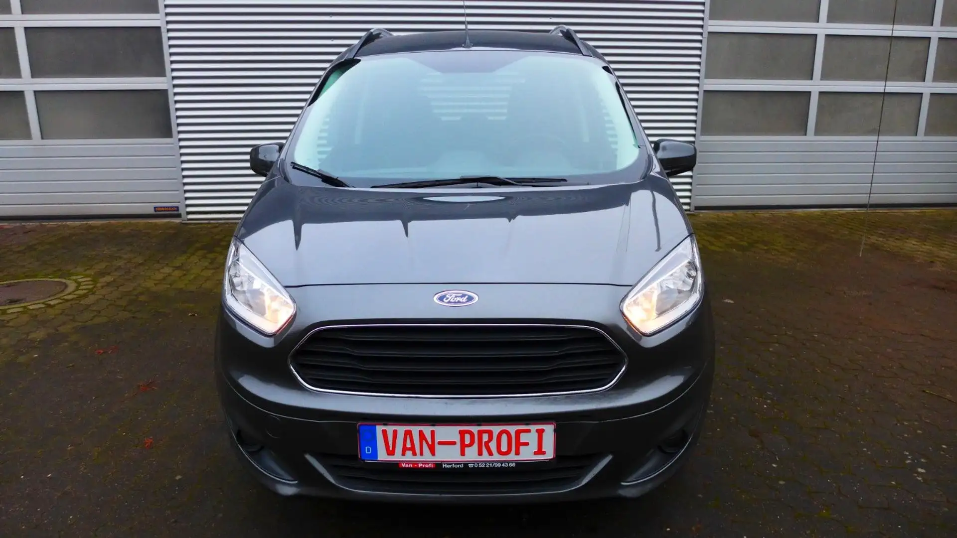 Ford Tourneo Courier Titanium mit AHK etc. Grau - 2