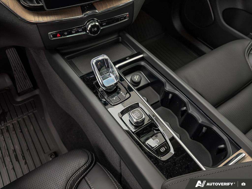 2026 Volvo XC60 T8 AWD Ultra Dark Theme thumb 18