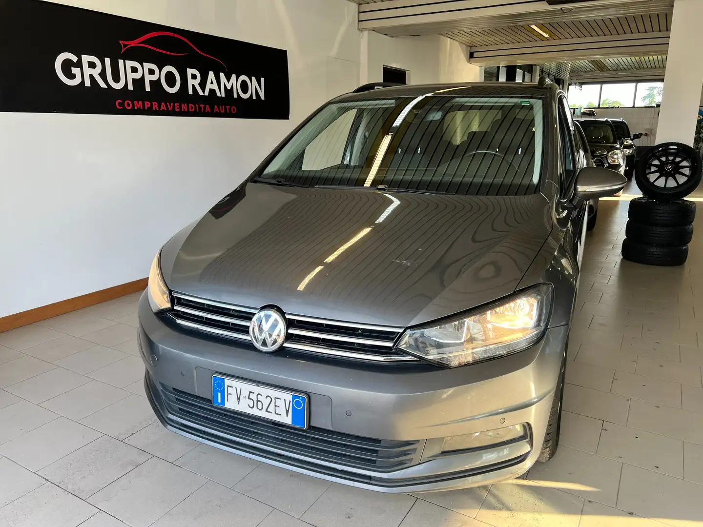 Volkswagen Touran TOURAN 1.6 TDI 115CV SCR EXECUTIVE BMT 5 POSTI Grigio - 2