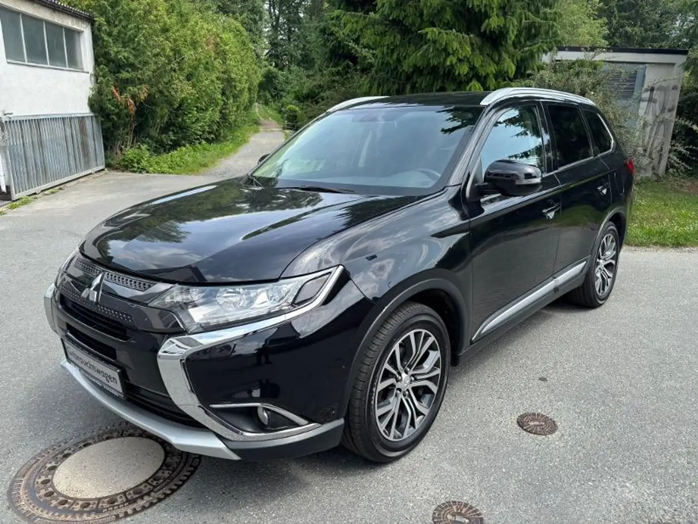 Mitsubishi Outlander TOP 2.2 DI-D 4WD; LEDER Glasdach AHK Noir - 1