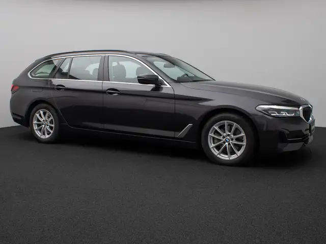 BMW 5 Series view 4