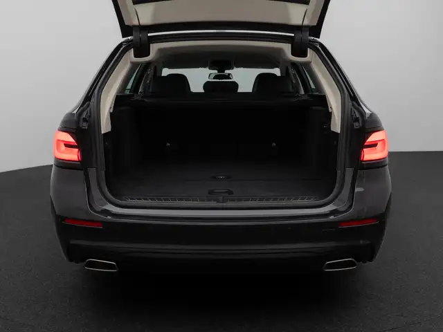 BMW 5 Series view 14