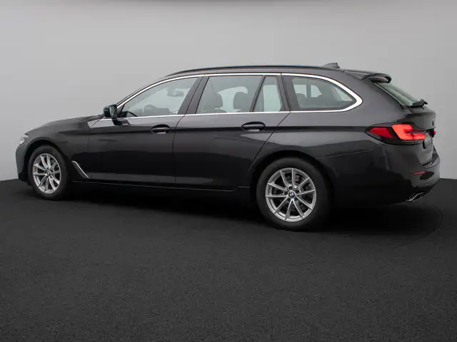 BMW 5 Series view 10