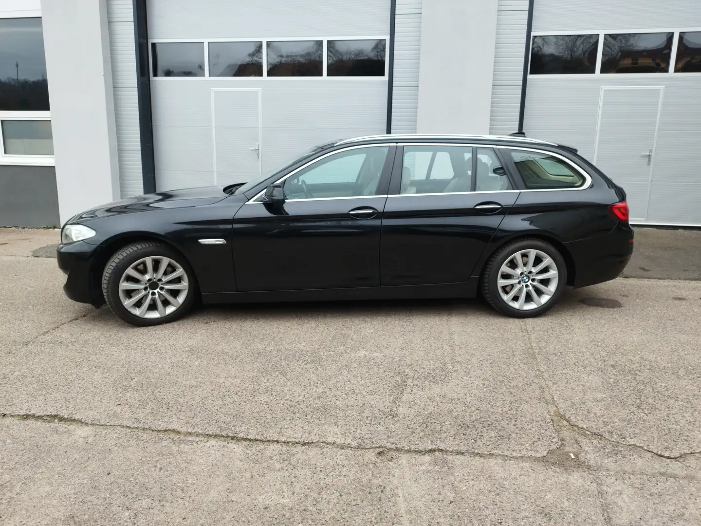 BMW 525 525d xDrive Touring Aut. Zwart - 2