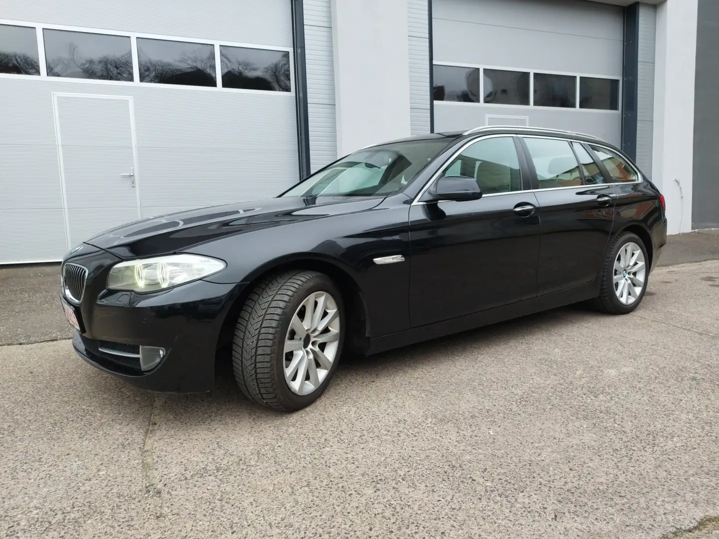 BMW 525 525d xDrive Touring Aut. Zwart - 1