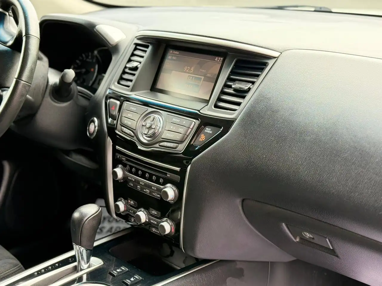 Nissan Pathfinder снимка Nissan Pathfinder