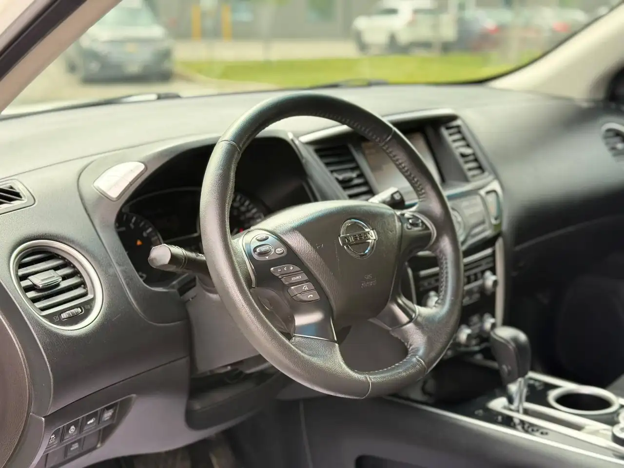 Nissan Pathfinder снимка Nissan Pathfinder