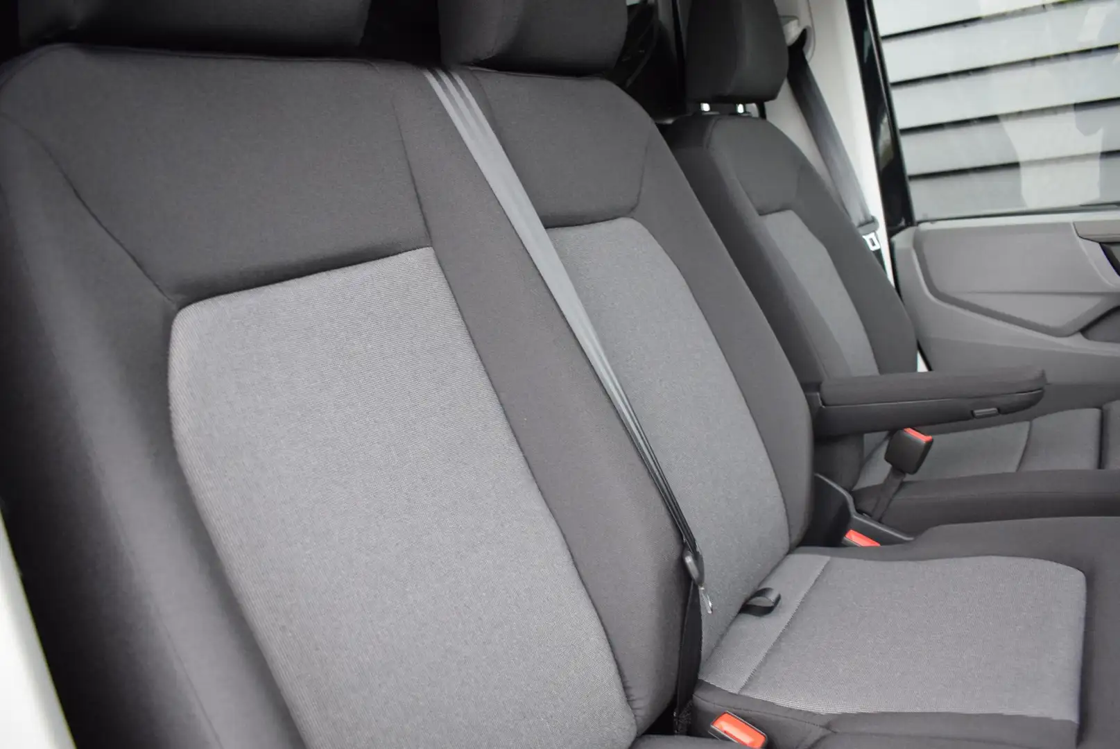 Volkswagen Crafter 30 2.0 TDI 140pk DSG L3H3 Exclusive Black Style Fa Zwart - 2