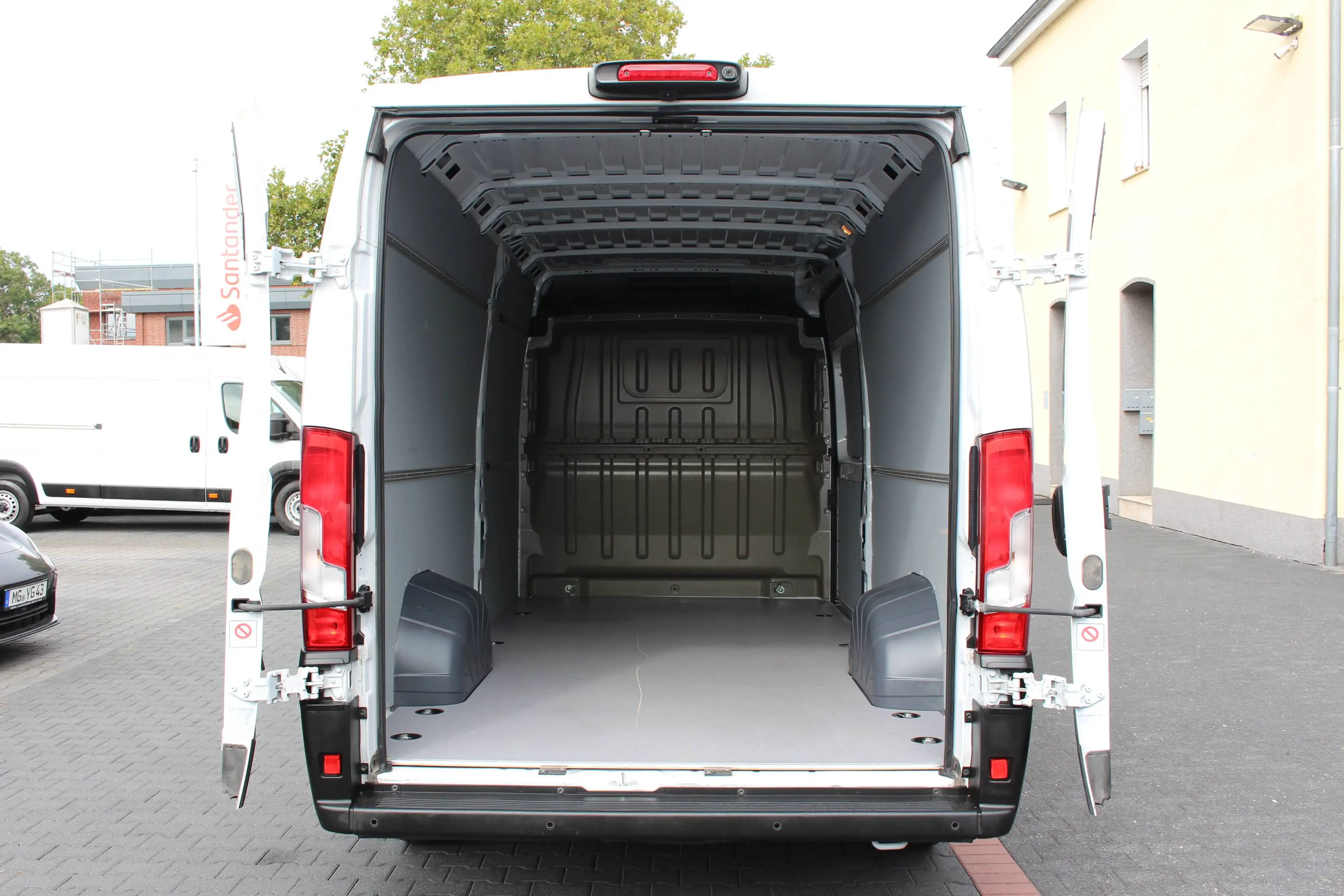 Peugeot Boxer 35 L4H2 180 Automatik *ACC*Kamera*360°PDC — photo 4