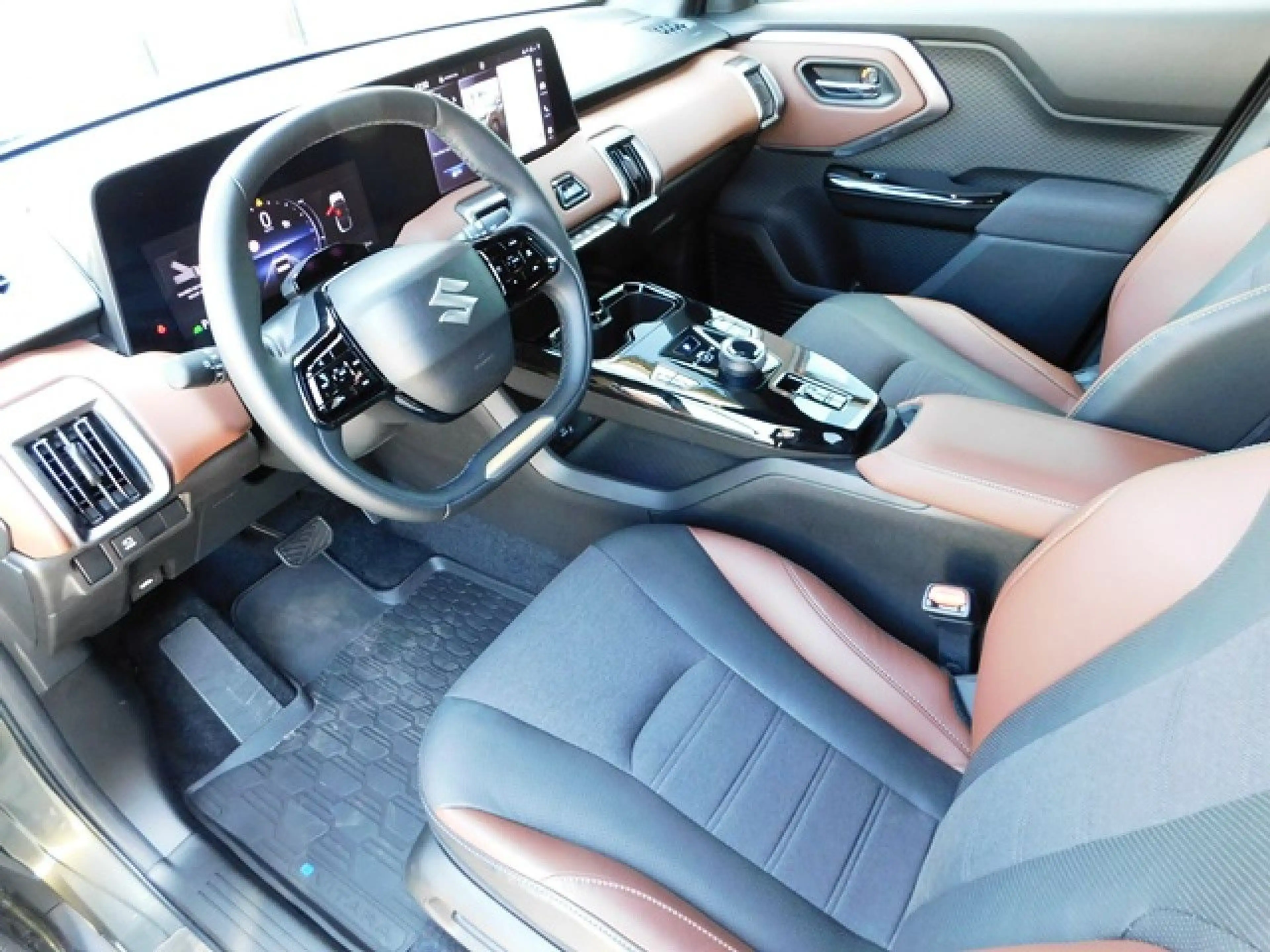 Suzuki Vitara e  eAxle ALLGRIP-e Comfort+ 5D CVT Bluetooth — photo 12