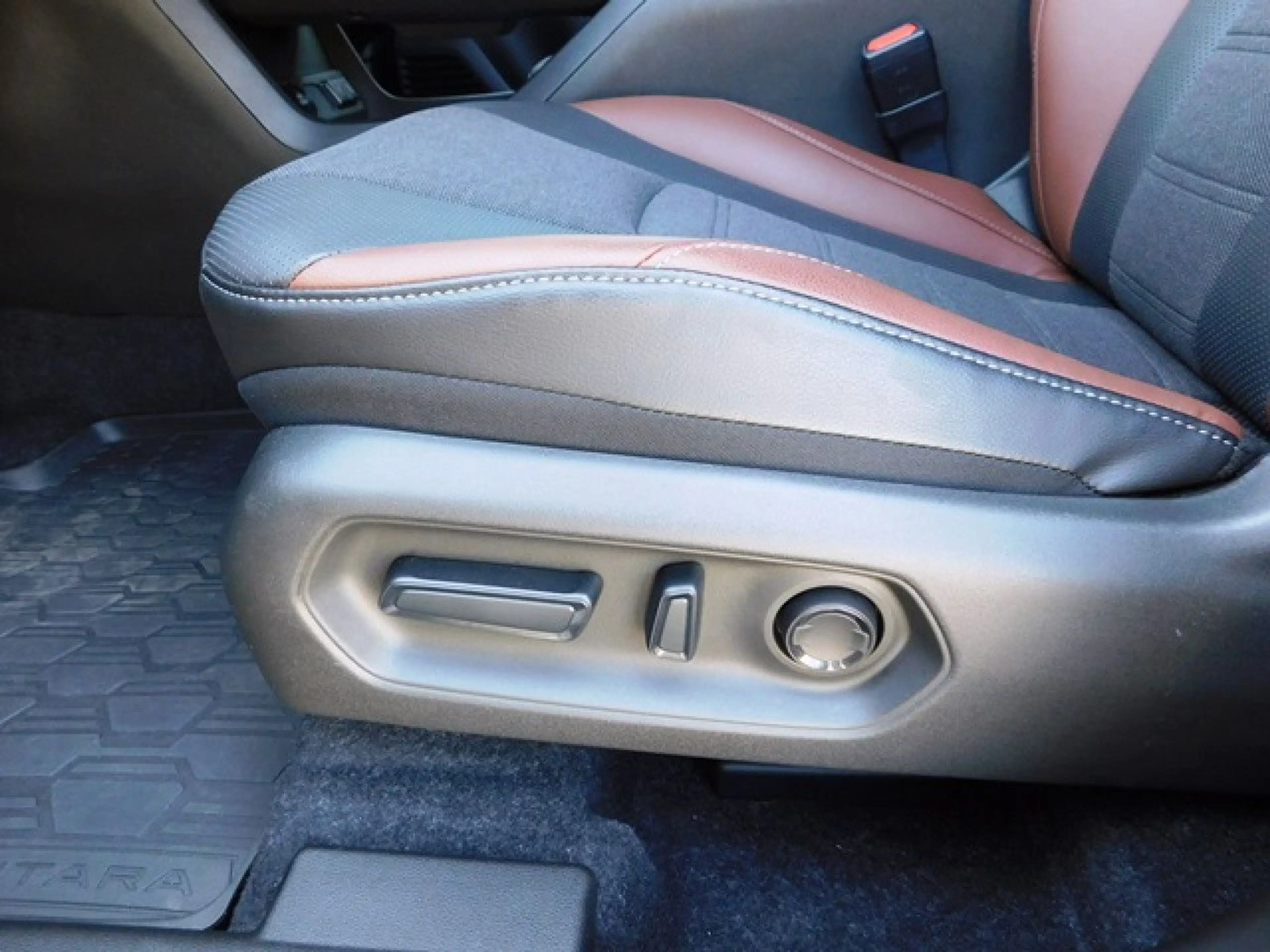 Suzuki Vitara e  eAxle ALLGRIP-e Comfort+ 5D CVT Bluetooth — photo 13