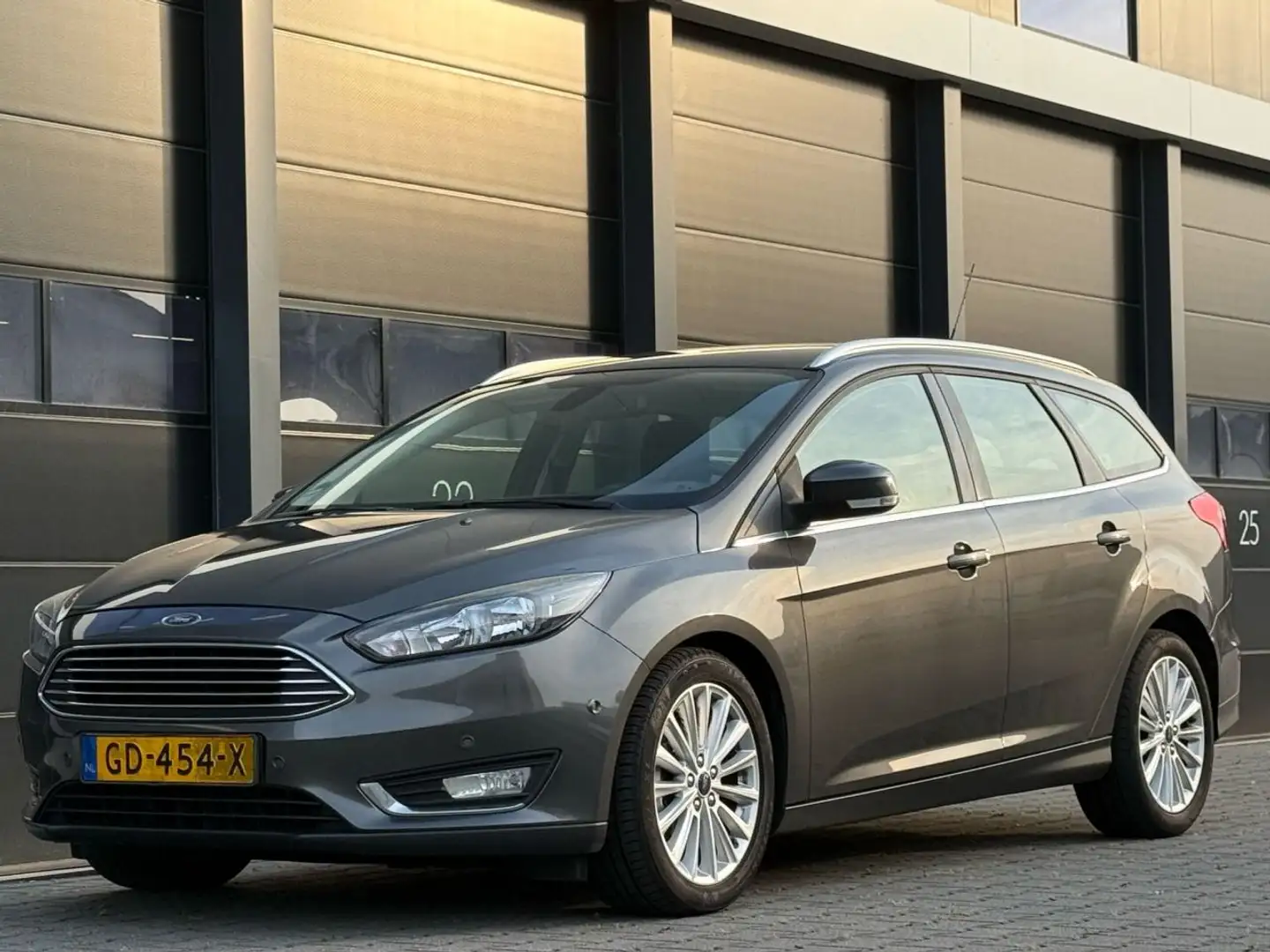 Ford Focus 1.5 TDCI Titanium Edition Grijs - 1