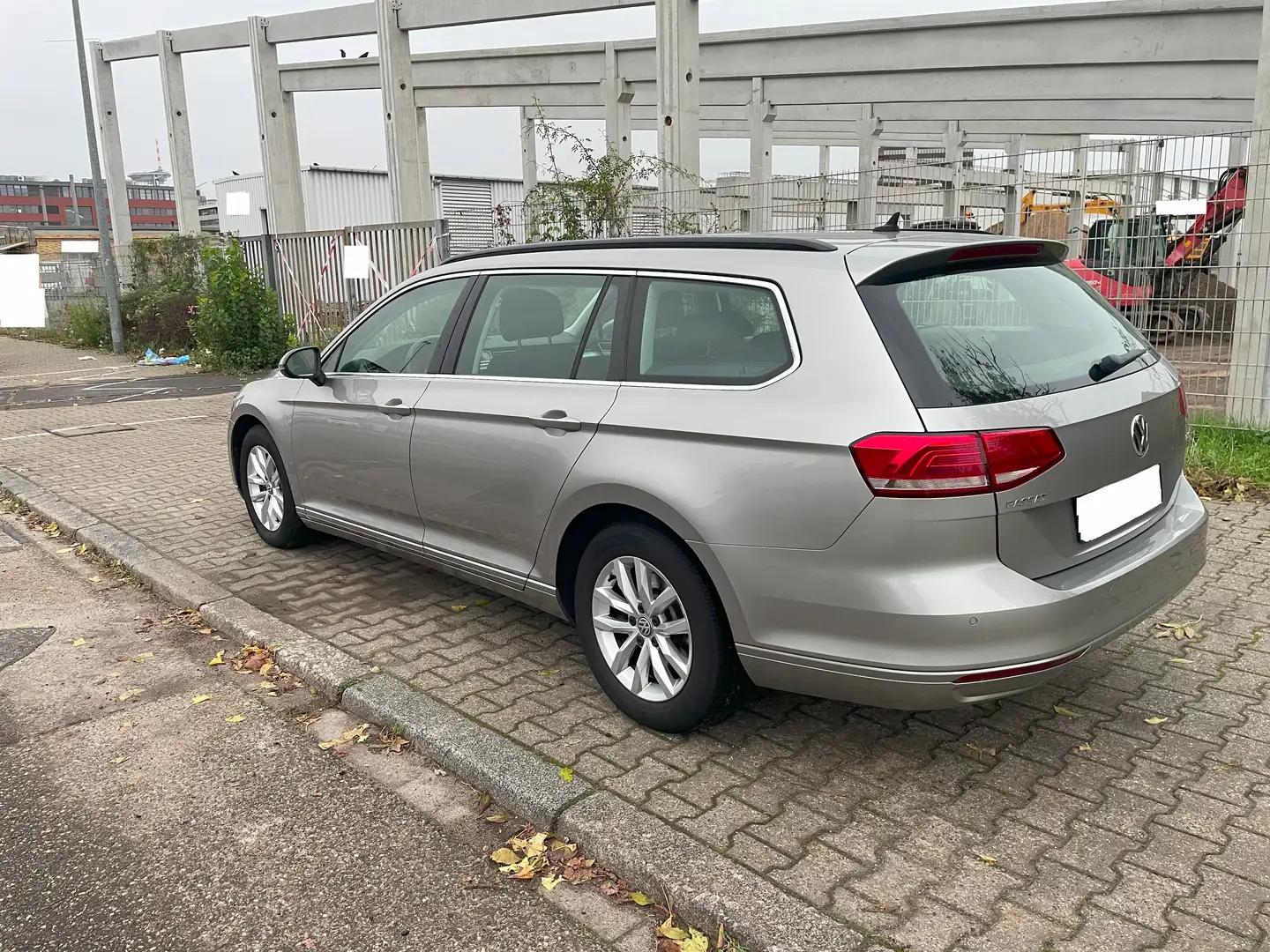 Volkswagen Passat 1.6 TDI BlueMotion, DSG, AHK schwenkb., Scheckheft Stříbrná - 2