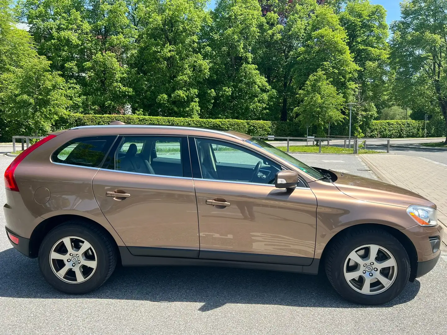 Volvo XC60 XC60 D5 AWD Aut.Summum Braun - 2