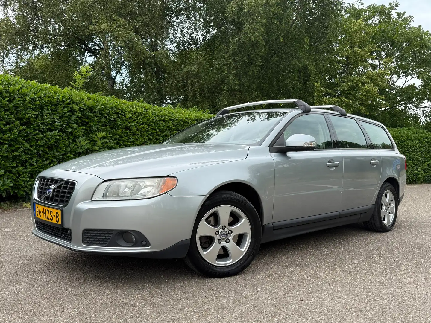 Volvo V70 2.0 Kinetic | Navi | Leder | Clima | 16" Velgen | Grijs - 1