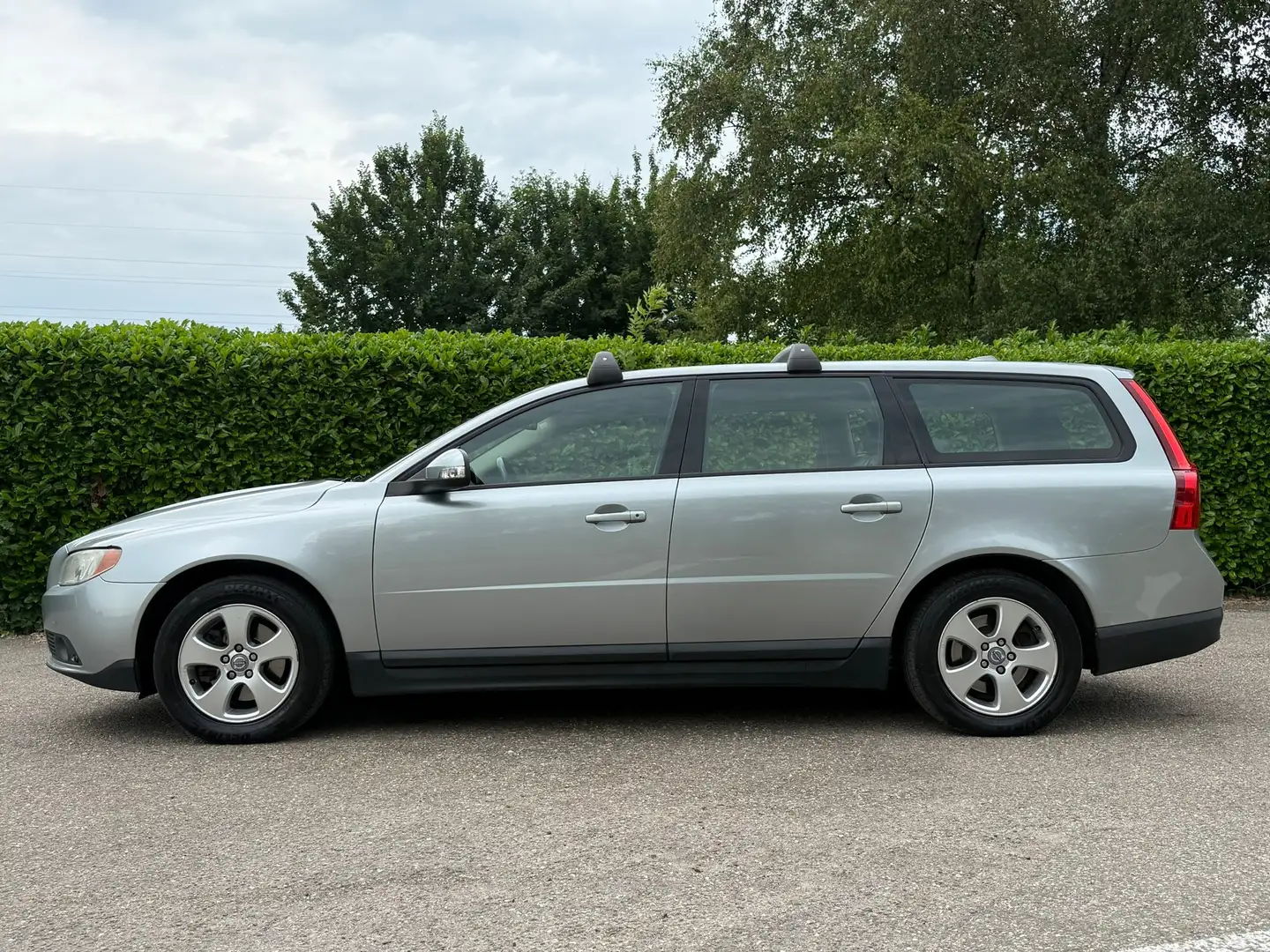 Volvo V70 2.0 Kinetic | Navi | Leder | Clima | 16" Velgen | Grijs - 2