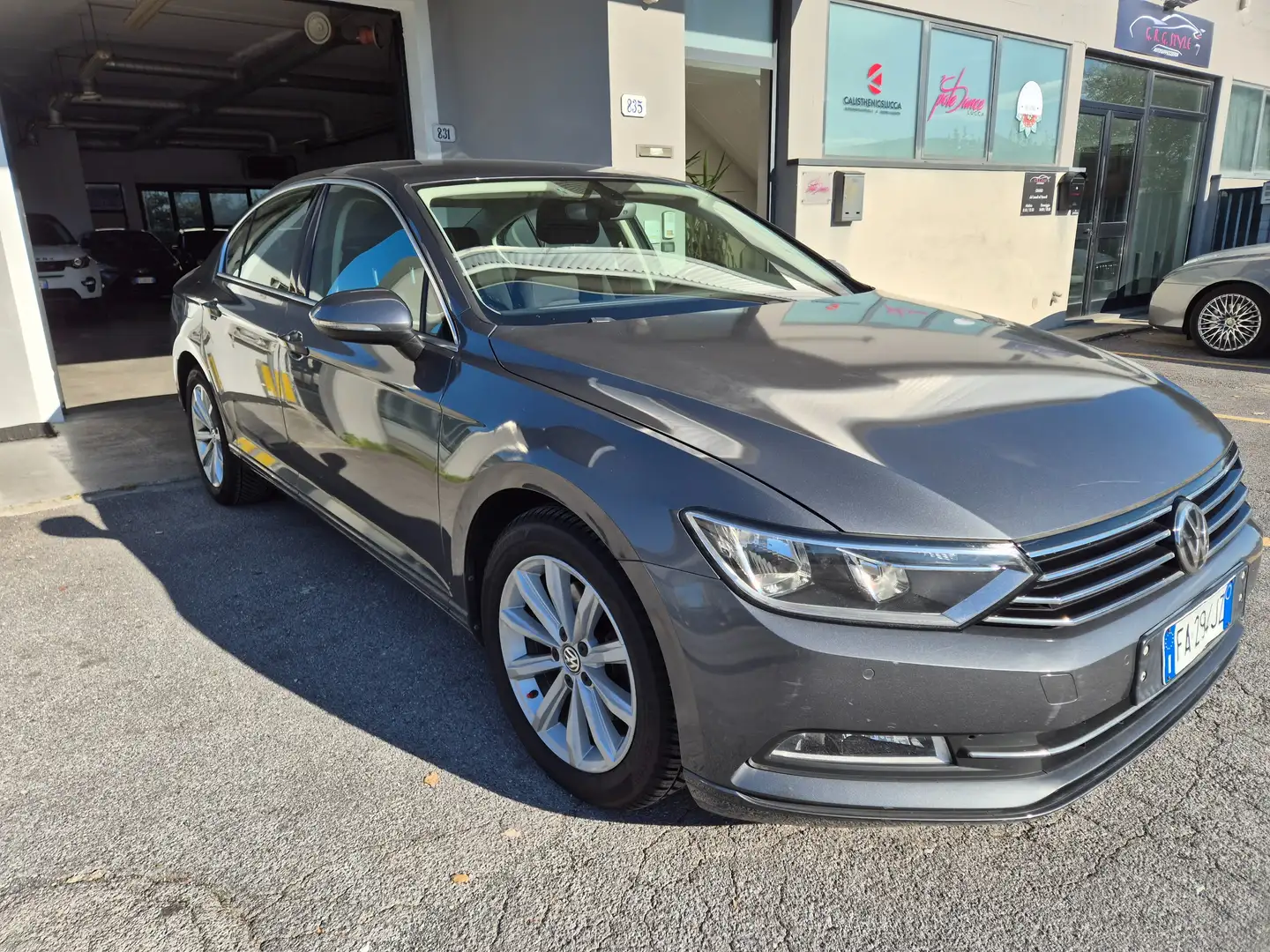 Volkswagen Passat Passat 2015 Berlina 1.6 tdi Comfortline 120cv dsg Grigio - 1
