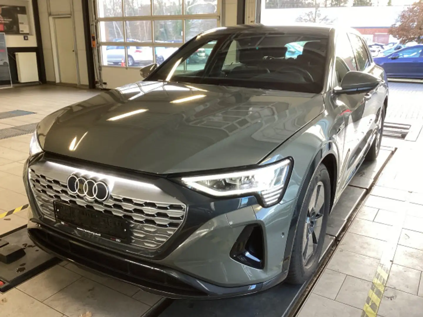 Audi Q8 e-tron 50 quattro S line Navi Matrix ACC 360° Grau - 2