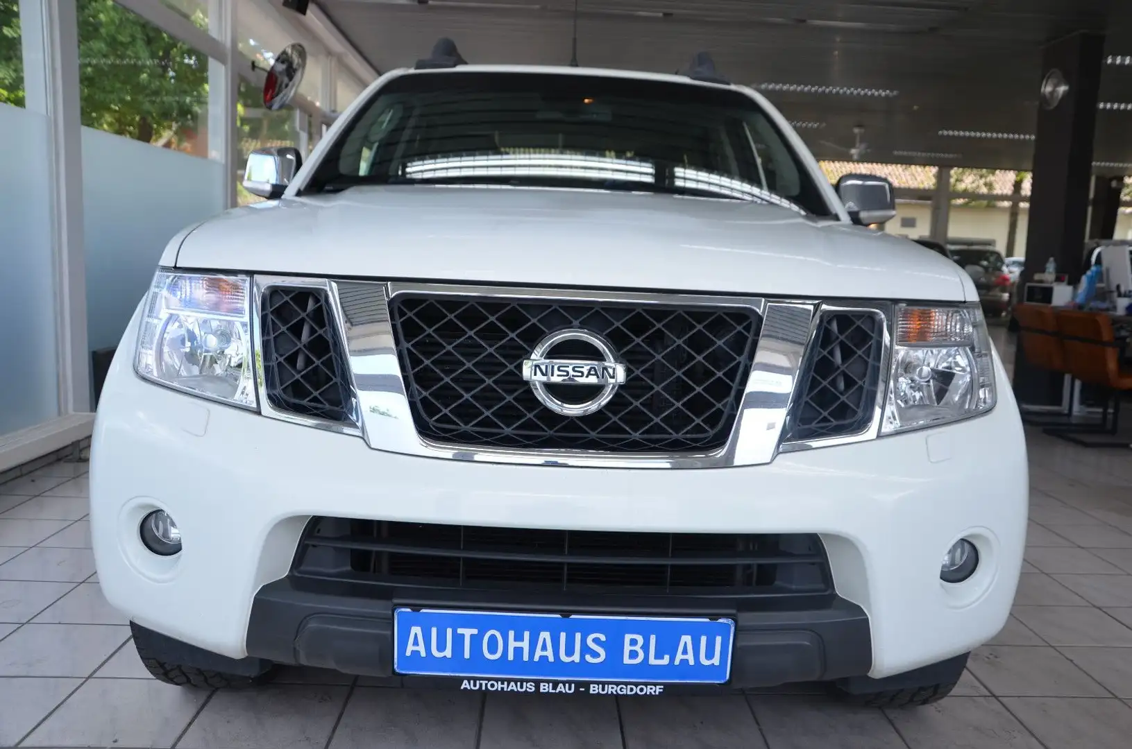 Nissan Navara Pickup Double Cab 4X4 *LEDER*AHK*2.HAND* Weiß - 2