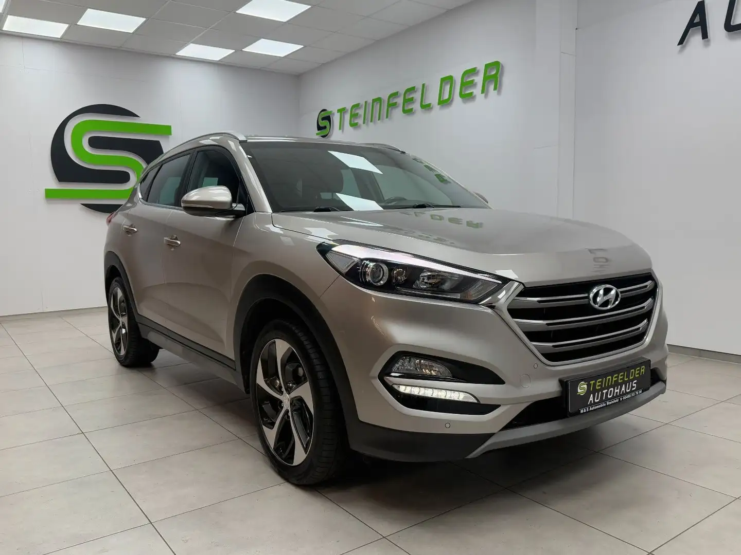 Hyundai TUCSON 1.6 Style 4WD/SHZ/LHZ/NAVI/R-KAMERA/TEMPO Braun - 1