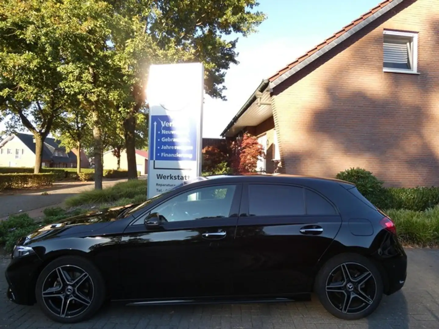 Mercedes-Benz A 200 AMG Night Paket Distronic Pro RFK NAVI Schwarz - 2