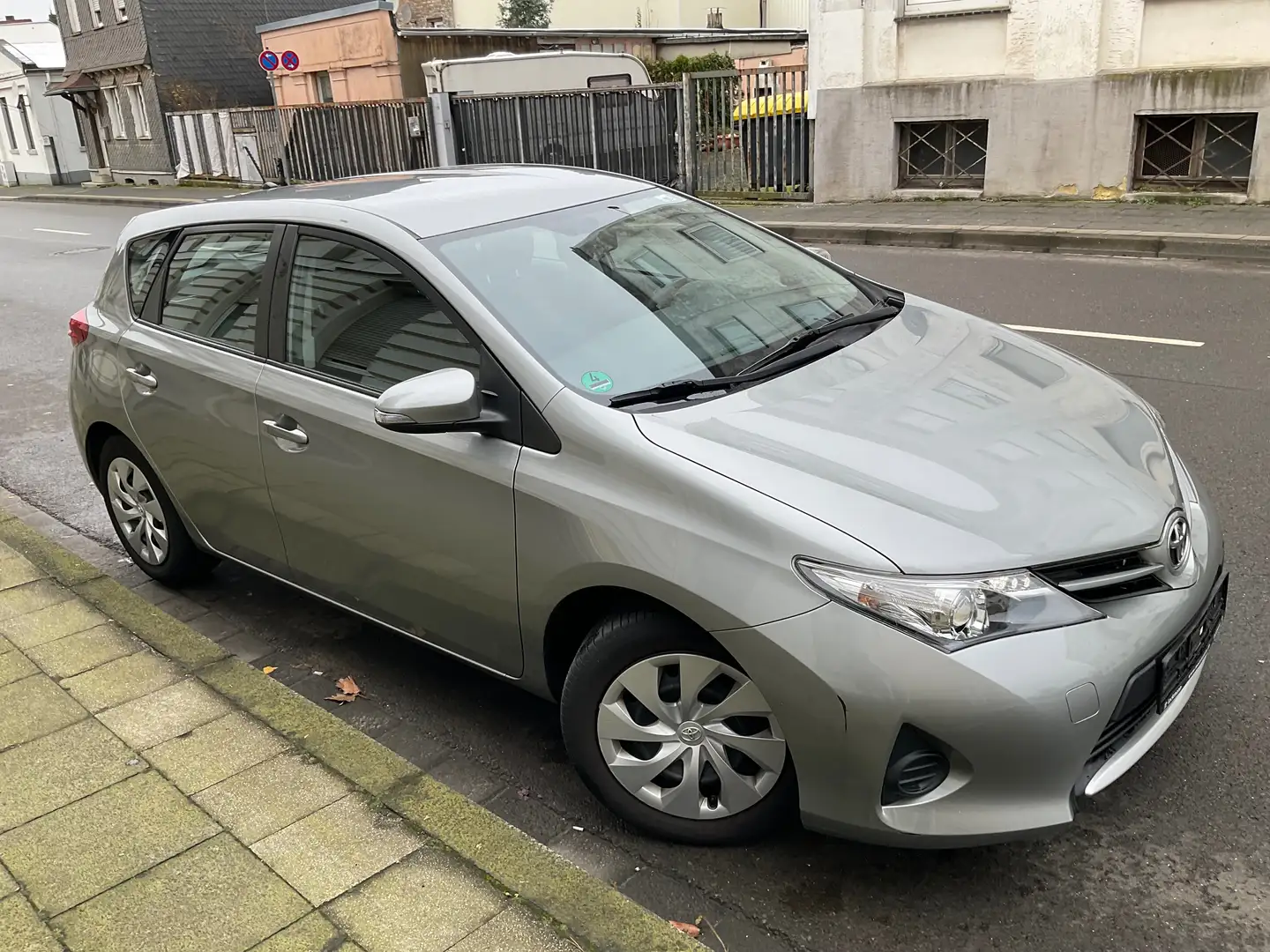 Toyota Auris 1,33, KLIMAAUT. ALU, 33900 km, 2xBereift Barna - 1