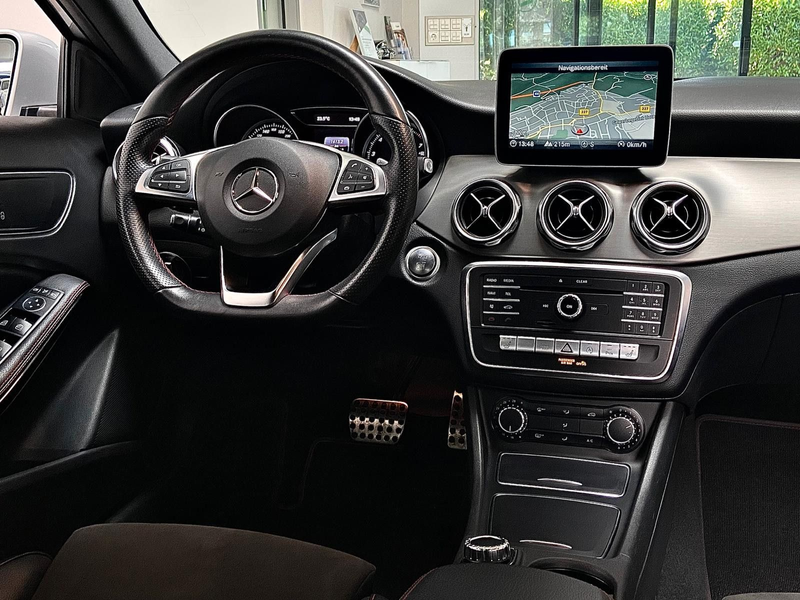 Mercedes-Benz GLA 200 AMG-Line Dynamic Select Navi SHZ LED — photo 12