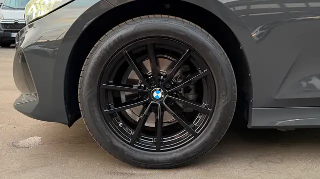 BMW 3 Series view 5