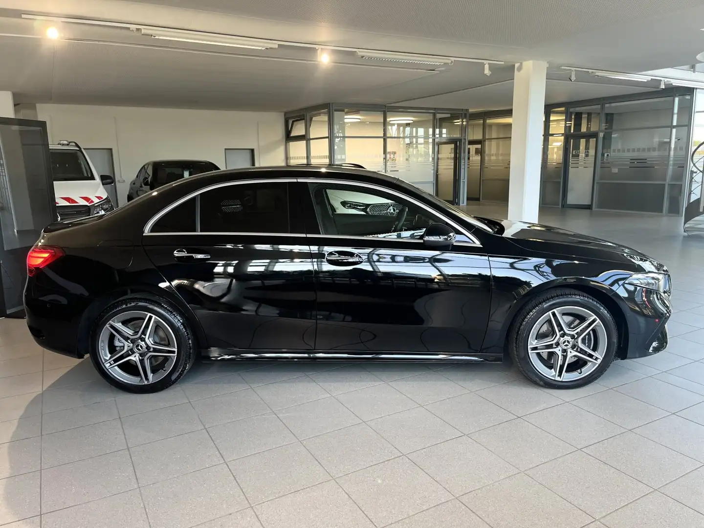 Mercedes-Benz A 250 A 250 e Lim AMG+Distronic+KeyGo+CarPlay+RüKa+LED Schwarz - 2