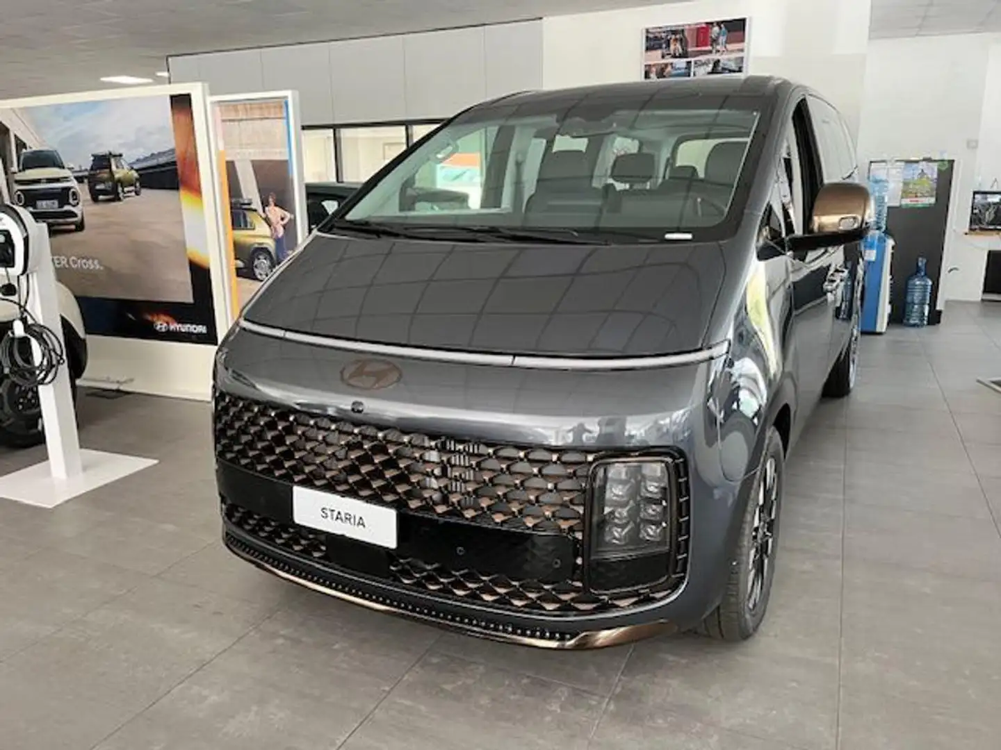 Hyundai STARIA 1.6 HEV AT 2WD 7 posti Luxury KM0 Grigio - 2