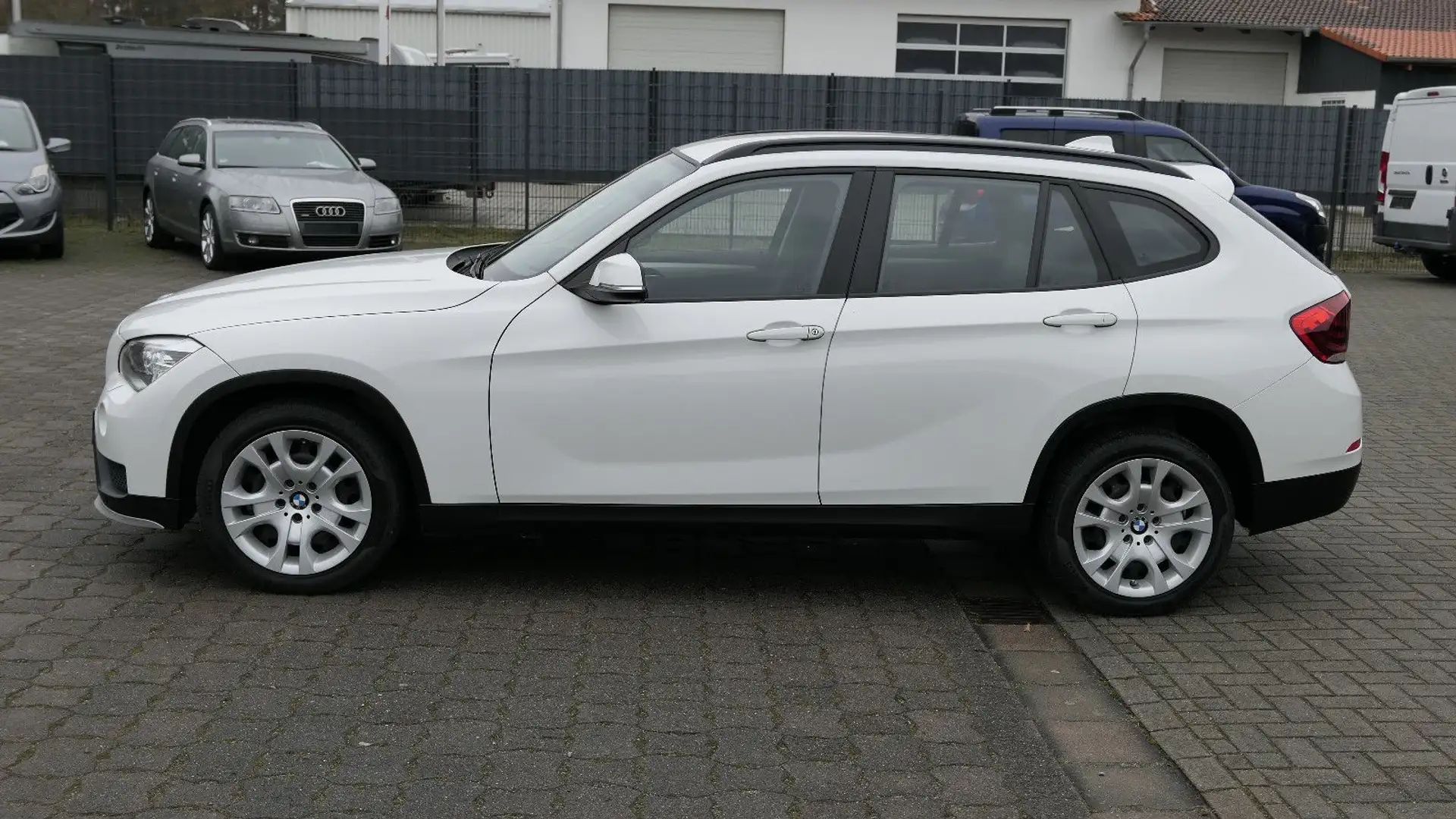 BMW X1 xDrive BiXenon/Sitzheizung/MFL/Navi/PDC Biały - 2