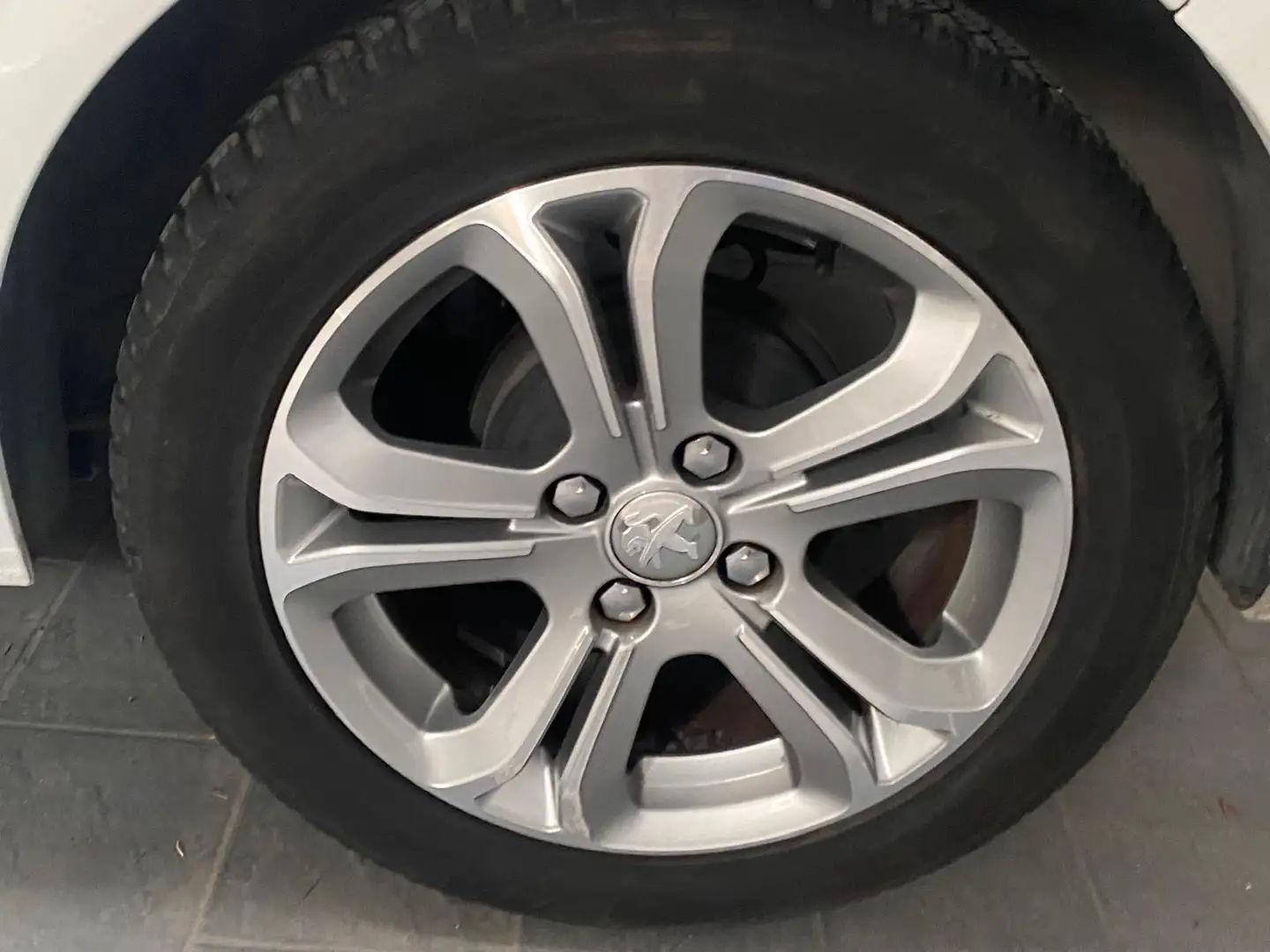 Peugeot 208 5p 1.4 hdi 8v Allure auto in perfetti condizioni Bianco - 2