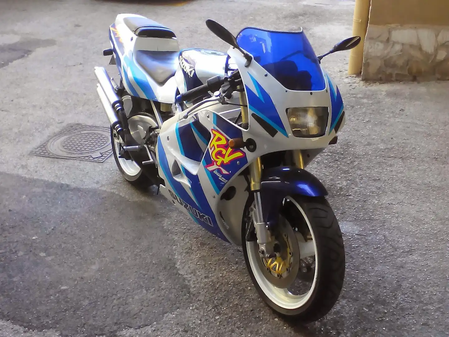 Suzuki RGV 250 Blau - 2