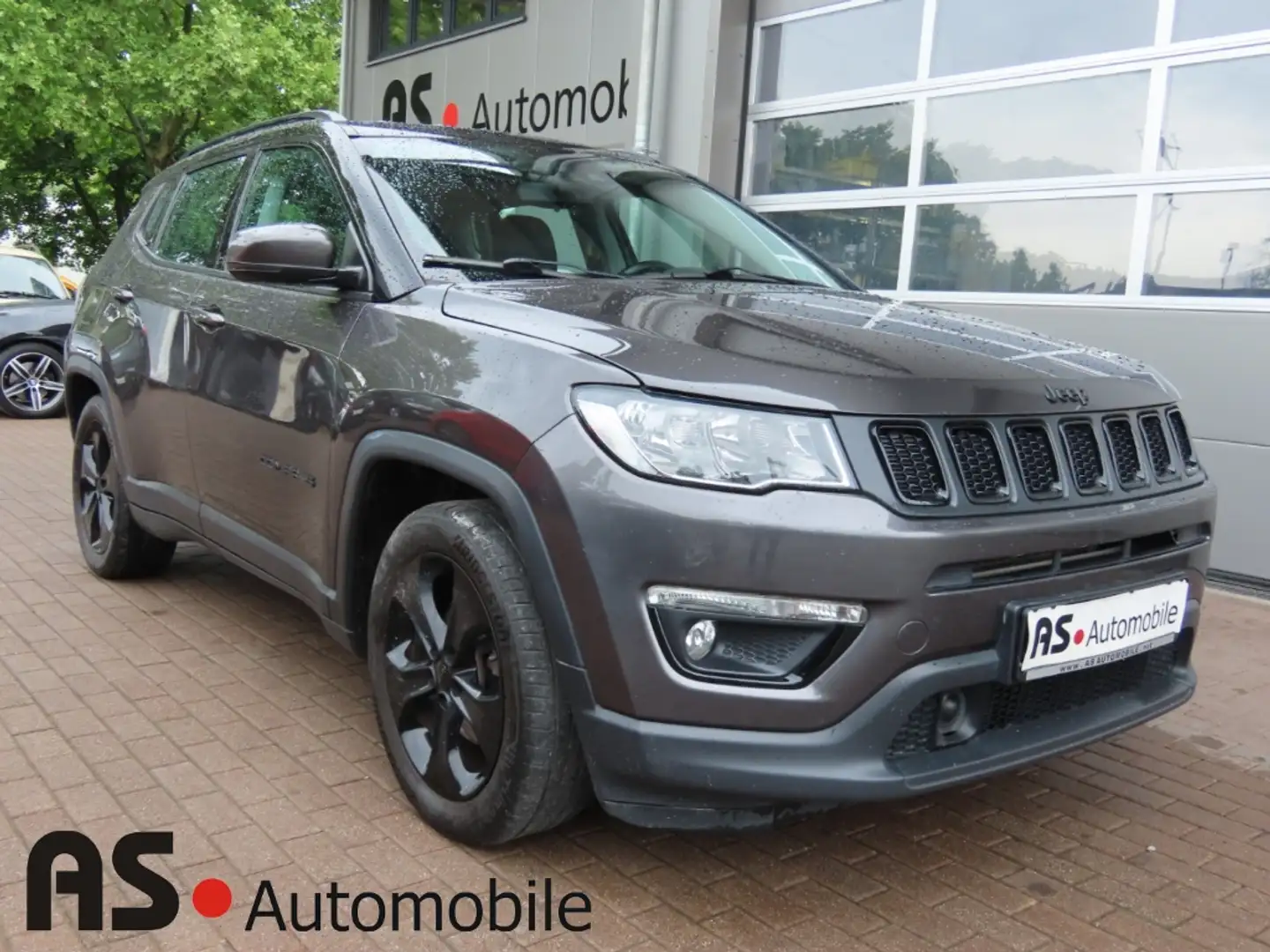 Jeep Compass Night Eagle FWD 1.6 M. Jet* NAVI* KAMERA* PDC*AHK* Gris - 1