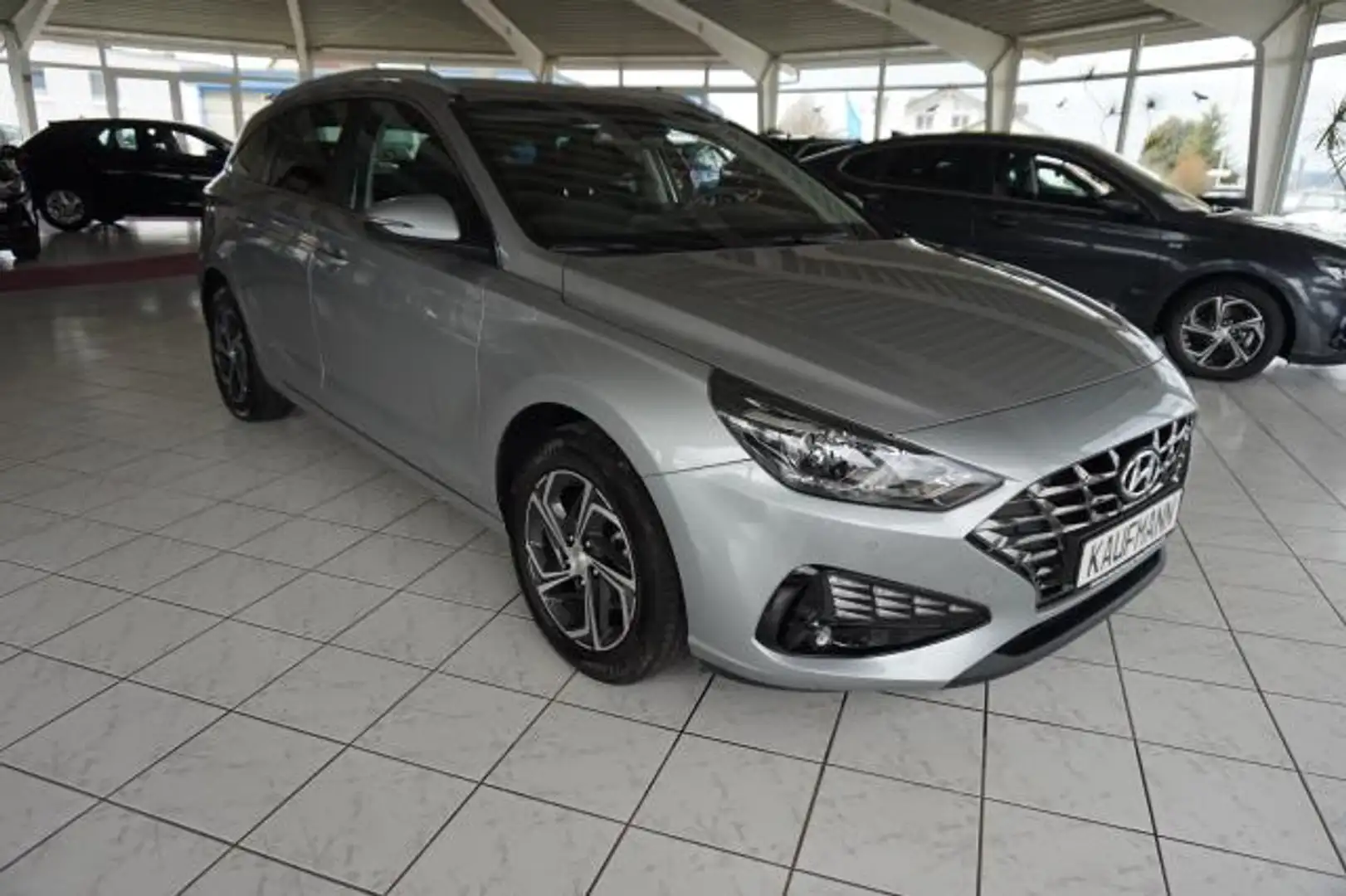 Hyundai i30 I30 1,5  KOMBI EDITION KAMERA APP SHZ PDC VO+HI Silber - 2