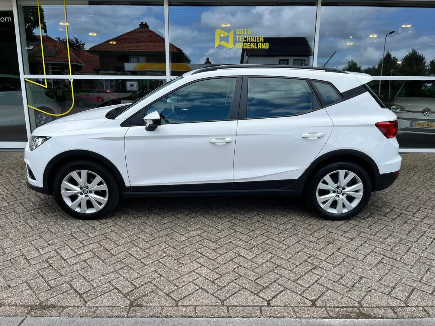 SEAT Arona 1.0 TSI STYLE CRUISE | PDC | 17 INCH | AIRCO Wit - 2
