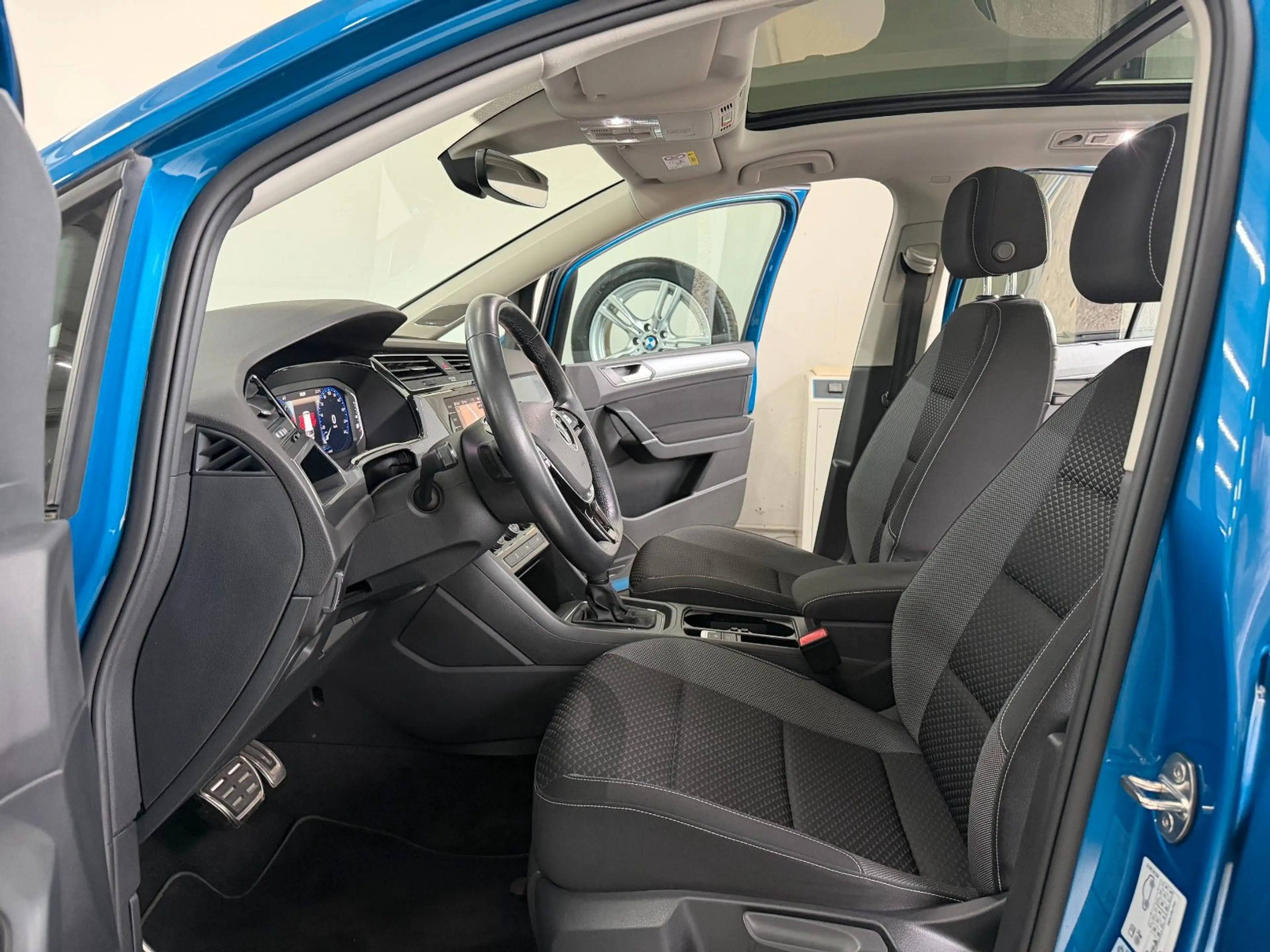 Volkswagen Touran 2.0 TDI Active Panorama Navi Kamera ACC AHK — photo 10