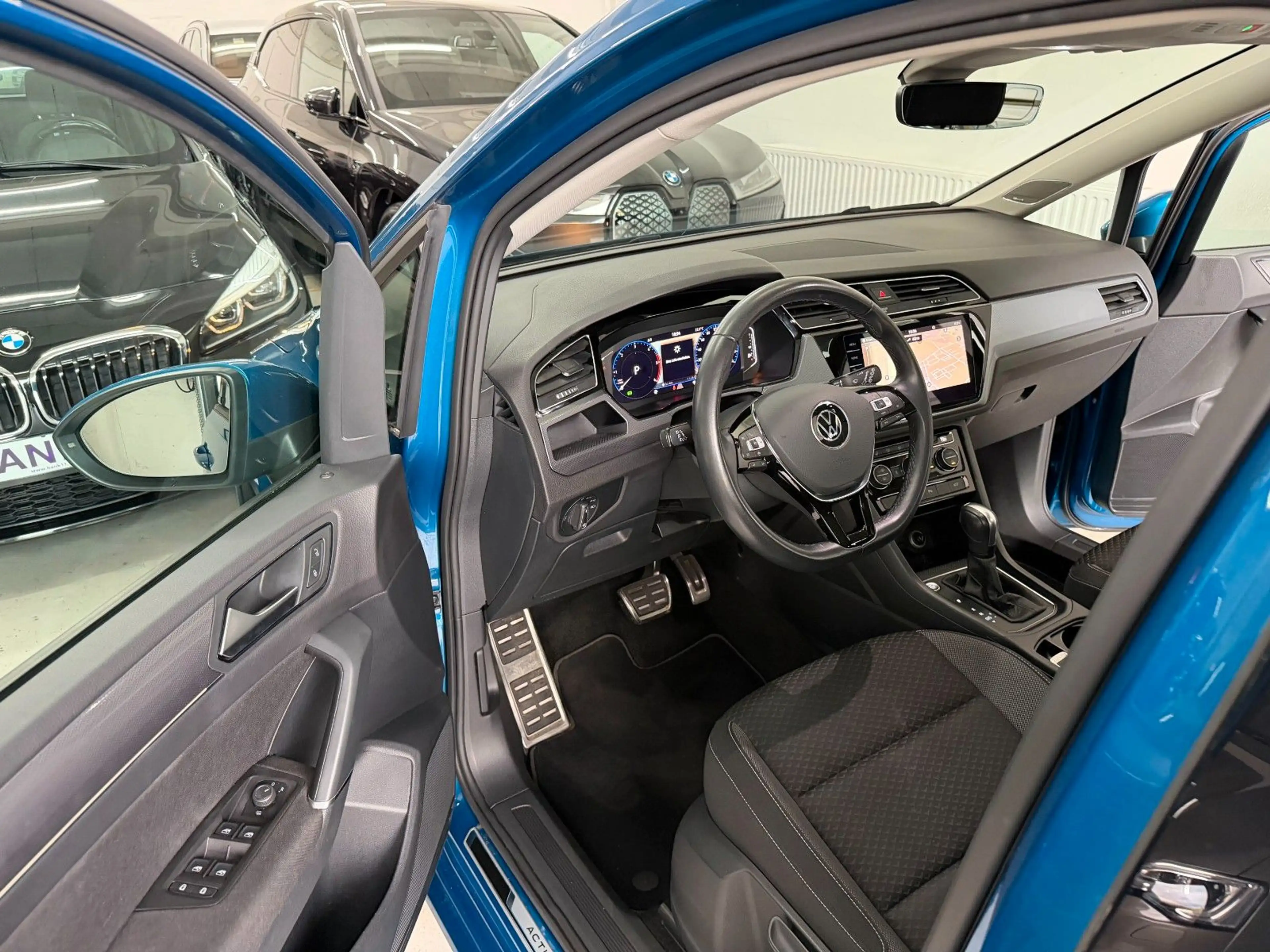 Volkswagen Touran 2.0 TDI Active Panorama Navi Kamera ACC AHK — photo 9