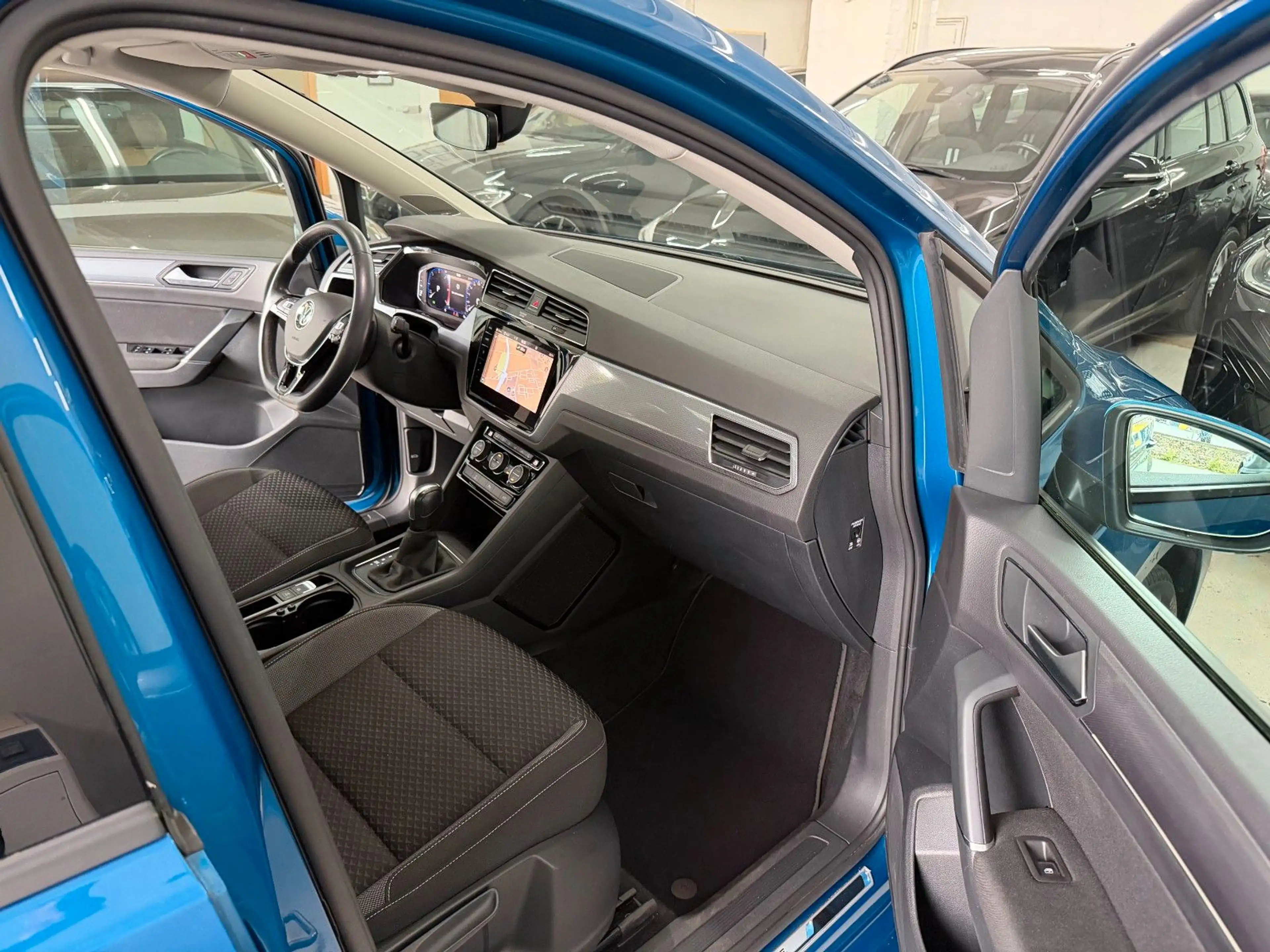 Volkswagen Touran 2.0 TDI Active Panorama Navi Kamera ACC AHK — photo 14