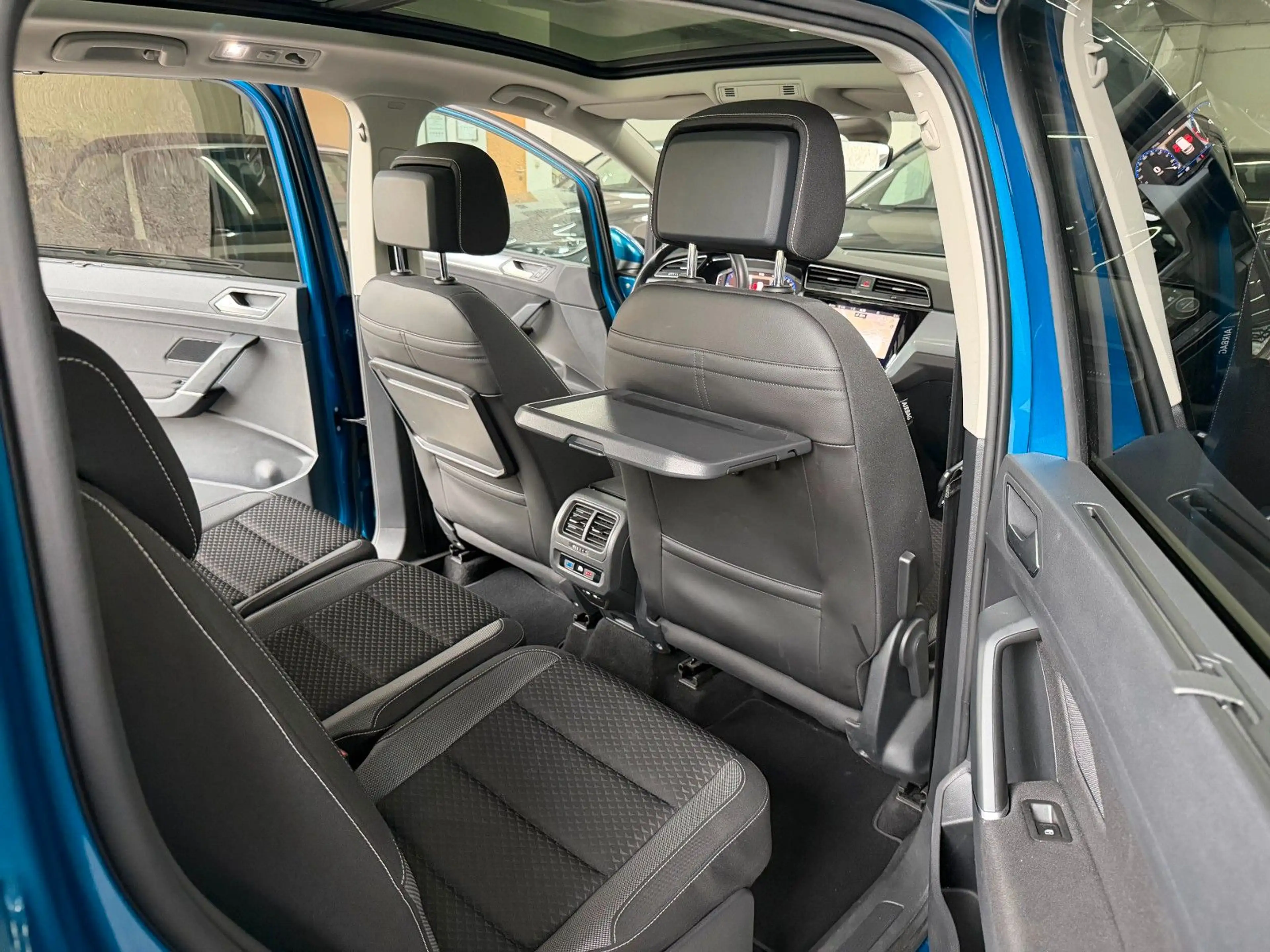 Volkswagen Touran 2.0 TDI Active Panorama Navi Kamera ACC AHK — photo 13