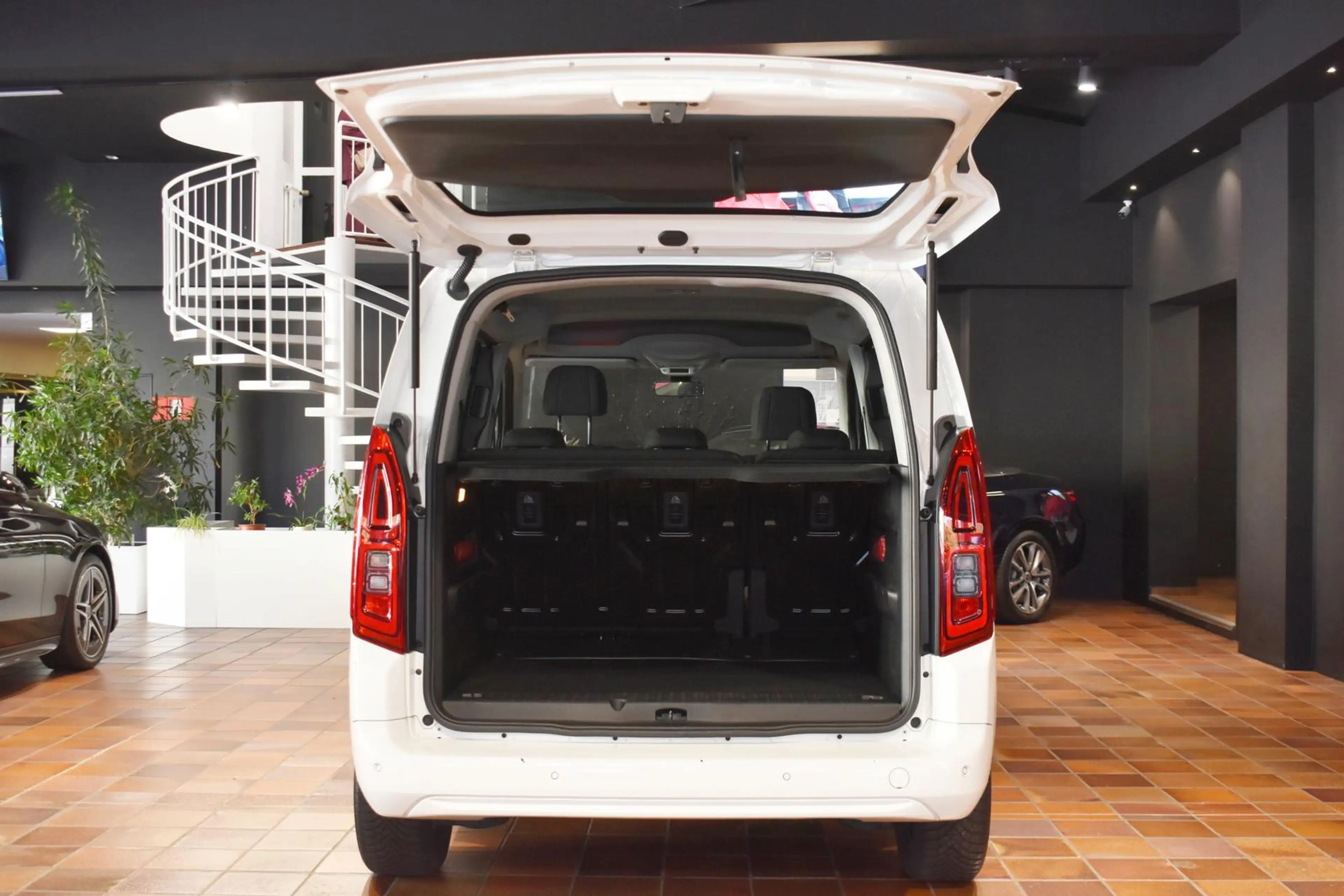Opel Combo Life EDITION 5SITZE NAVI TEMPOMAT SHZ PDC VKZ 1.2 TURBO — photo 9