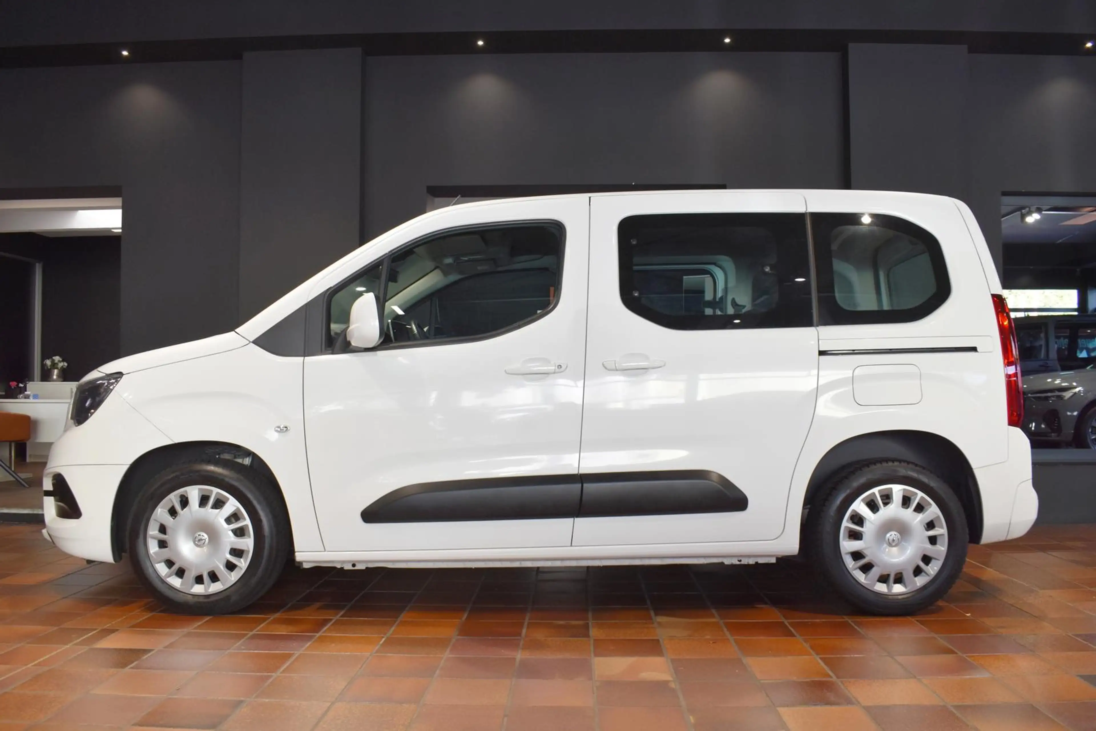 Opel Combo Life EDITION 5SITZE NAVI TEMPOMAT SHZ PDC VKZ 1.2 TURBO — photo 2
