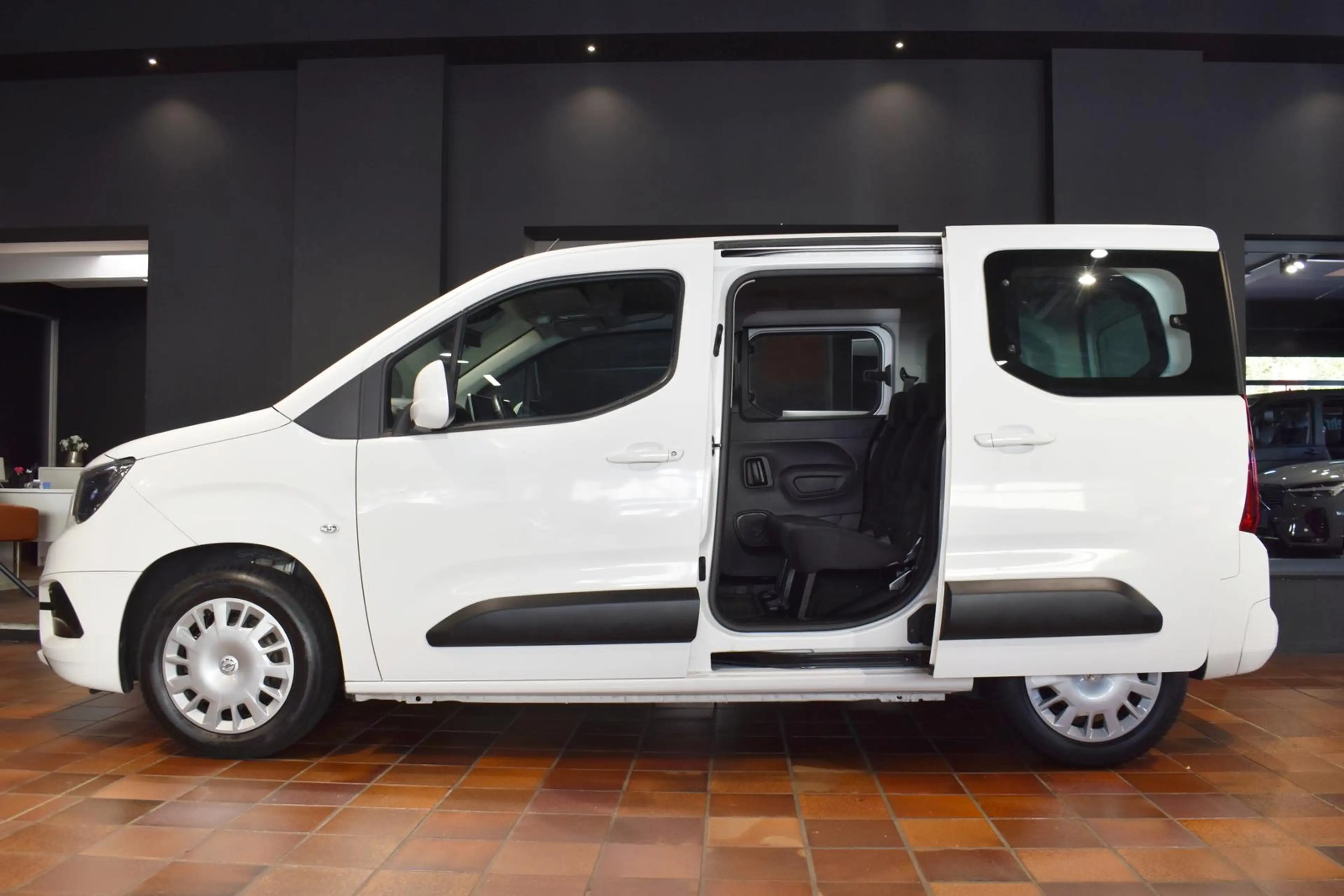 Opel Combo Life EDITION 5SITZE NAVI TEMPOMAT SHZ PDC VKZ 1.2 TURBO — photo 3