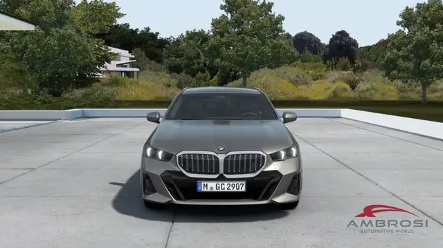 BMW 5 Series view 4