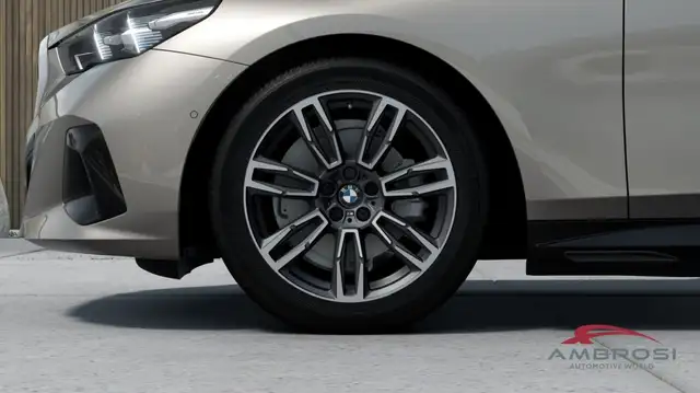 BMW 5 Series view 8