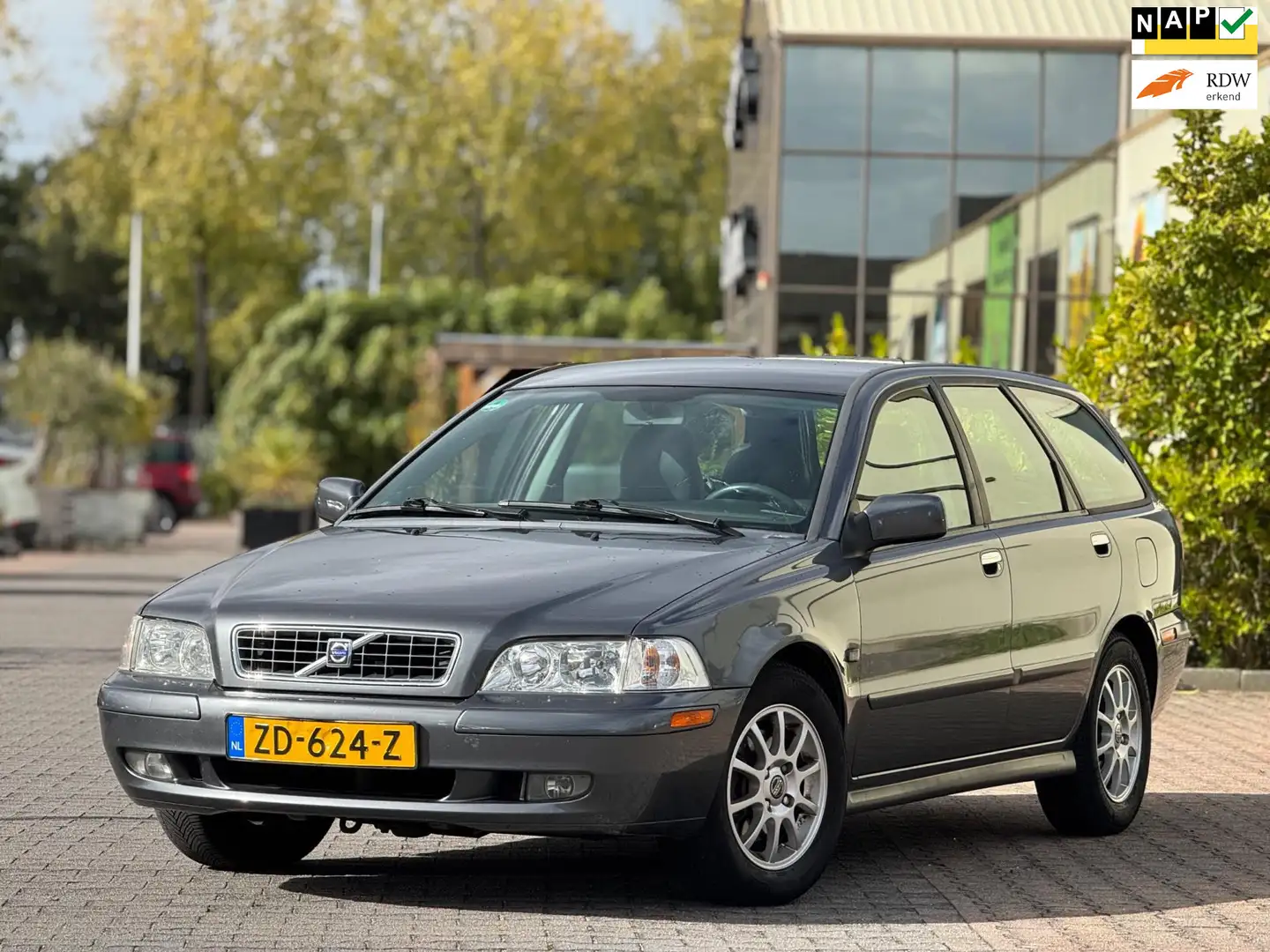 Volvo V40 1.8 Europa | Automaat | Leder stoelen| Parkeersens Grijs - 1