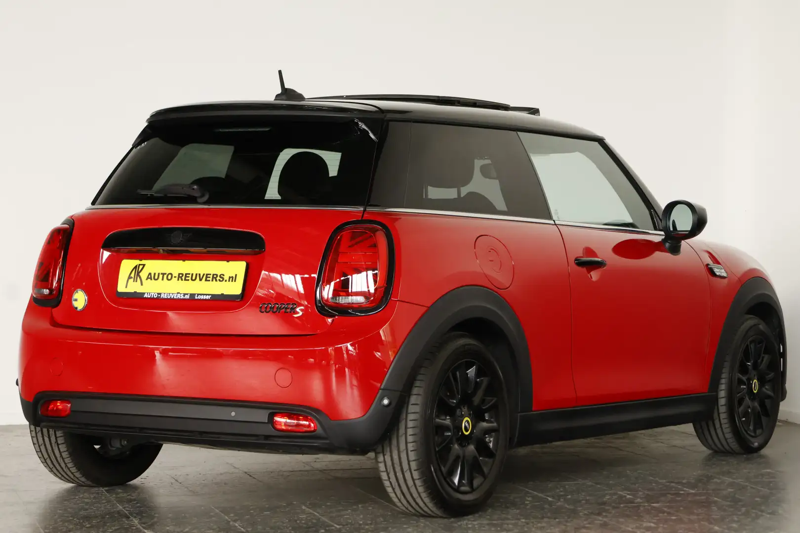 MINI Cooper S Electric 33 kWh / Opendak / Navi / CarPlay / Cam / Rood - 2