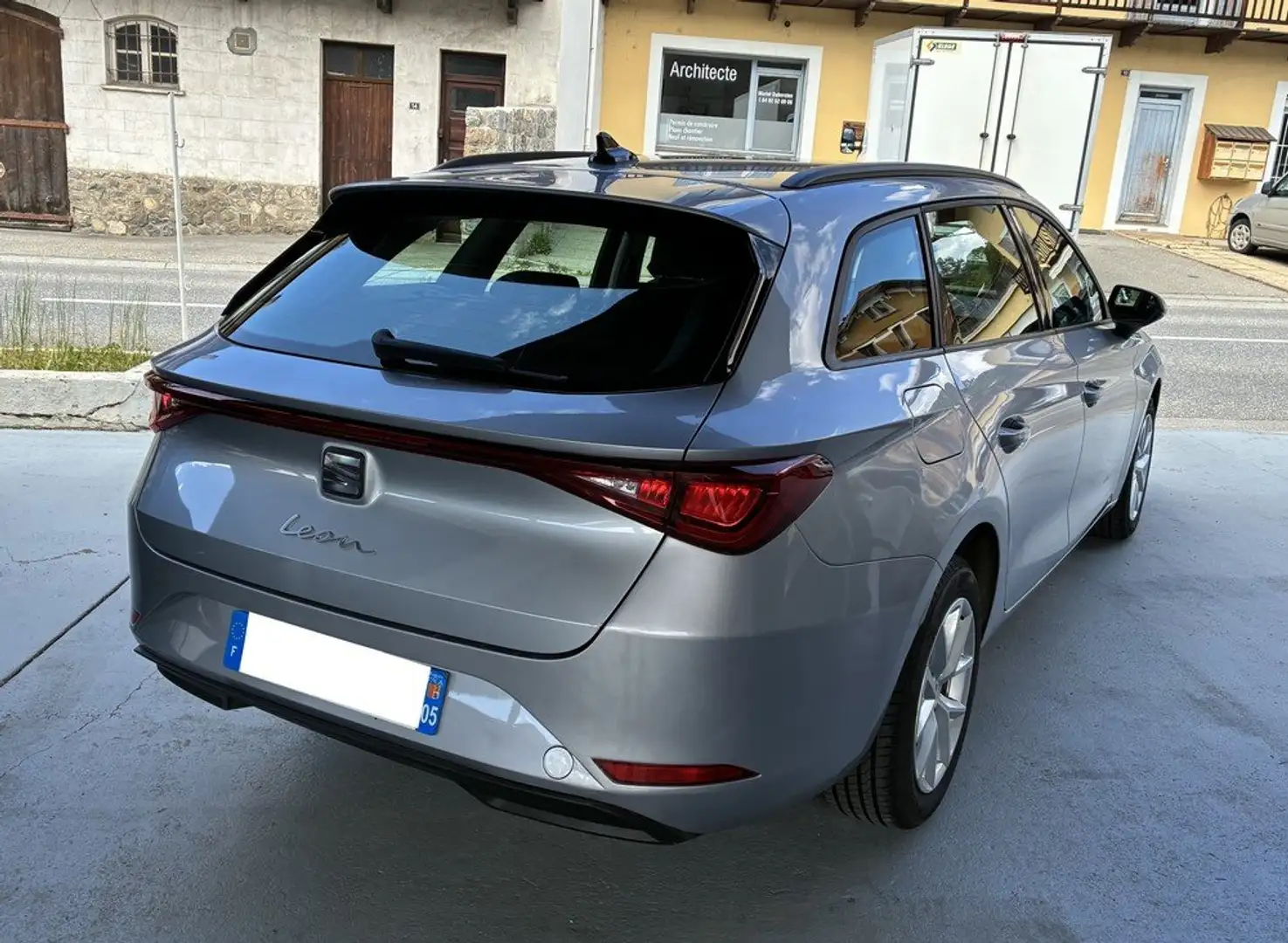 SEAT Leon SPORTSTOURER 1.0 ETSI 110Ch URBAN DSG7 Plateado - 2